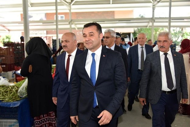 “BİR AY İÇERSİNDE 3 DEV ESERİ HİZMETE AÇTIK”

Gece gündüz durmadan çalıştıklarını dile getiren Başkan Yücel, “Bir ay içerisinde 3 dev eseri halkımızın hizmetine sunduk. 24 Martta Demirtaş Kültür Merkezinin açılışını hep birlikte gerçekleştirdik. Şimdi Alanya’nın en büyük eksikliği olan kapalı Pazar alanını hizmete açıyoruz. Yine 23 Nisan Pazartesi günü Devlet Bahçeli Yaşam Alanını hizmete açacağız.” dedi.