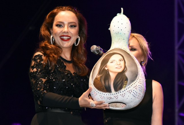 Konserine ‘Gönlümün Efendisi’ parçasıyla başlayan Gündeş'in, sahnede kendine eşlik eden dansçıların şovuyla beraber yorumladığı şarkı büyük alkış aldı.