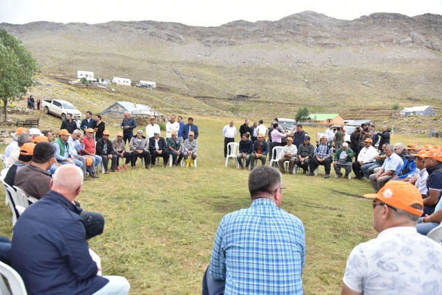 BAŞKAN YÜCEL ÇOCUKLARI UNUTMADI

Programın ikinci gününe Türkler-Söbüçimen (Topataş mevkii) Yaylası’nda düzenlenen kahvaltı ile başlayan Başkan Yücel ve ekibi, Payallar Yaylası, Tosmur, Toslak ve Elikesik (Yöremece) Yaylalarını ziyaret etti. Yaylada aileleri ile birlikte çocuklara da yakın ilgi gösteren Başkan Yücel, yanında getirdiği oyuncakları tek tek çocuklara dağıttı.