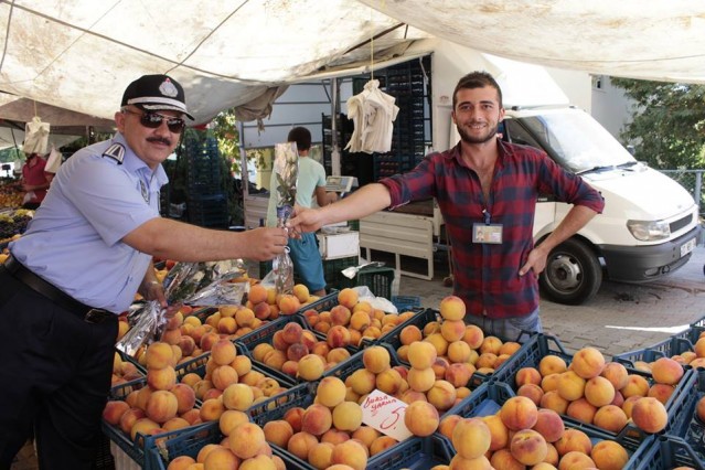 Pazarcı esnafına ve halka çiçek dağıtan Başkan Yardımcısı Kula ve ekibi, halktan gelen tebrikleri kabul ederek, esnaf ve pazarcının dilek ve önerilerini dinledi.