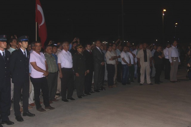 Anne ve eşin feryadı apronda bekleyenleri duygulandırdı.