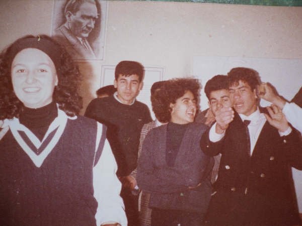 Aslen Konya Dedem'li olan, Hamburg'da doğup Alanya'da büyüyen Özel Harekatçı Coşkun Nazilli şehit oldu ve ardında bir çok güzel anı bıraktı.


Nusaybin'de çatışmalar sırasında, patlama anında ağır yaralanan ve kaldırıldığı hastanede şehit olan Özel Harekatçı Coşkun Nazilli, Nusaybin'e dilekçe vererek gönüllü olarak gitmişti. Bugün sabah saatlerinde şehit haberini alan Alanya Kadıpaşa Mahallesi'nde yaşayan aile fertler duyduklarına inanamadılar ve fenalık geçirdiler. 

Liseyi Alanya Lisesi'nde okuyan Coşkun Nazilli, o yıllarda bol kahkaha atan, neşeli biri olarak biliniyordu. Arkadaşlarının o yıllarda dediğine göre; aktif olarak spor ile ilgilenen ve sigara, alkol bağımlılığı asla olmayan bir kişiydi.

Coşkun Nazilli'nin 1 küçük bir oğlu ve kızı vardı.  Göktürk Nazilli ve Gökçe Nazilli... Babalarına son mektubunda 'seni çok seviyoruz baba, seni çok özledik' oldu.

Alanya'ya Şehit Abdullah Ümit Sercan'ı elleriyle getirmişti. Üzüntüsünün tarifi yoktu.

Ve Coşkun Nazilli, 1991 yılında Alanya'nın ilk triatleti olarak Avrupalı sporculara kök söktürmüştü.