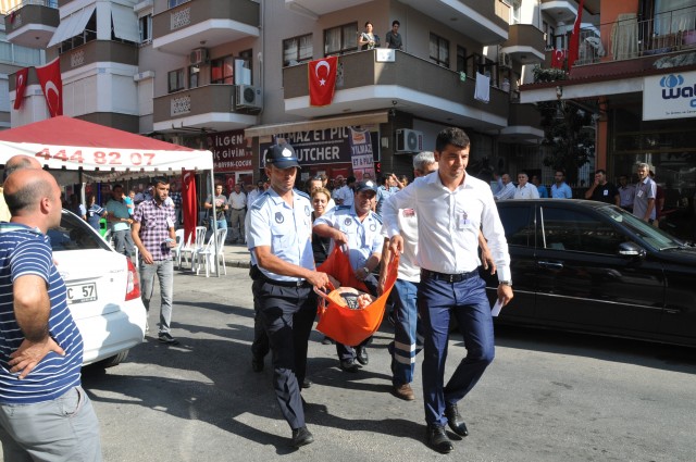 Şanlıurfalı olan evli ve iki çocuk babası Aksoy’un şehit olduğu haberi eski görev yeri ve annesinin yaşadığı yer olan Alanya'ya ulaştı. Acı haber ailesi, komşuları ve 13 yıl görev yaptığı Alanya Emniyet Müdürlüğündeki görev arkadaşlarını yasa boğdu. Aksoy, 1 yıl önce Alanya İlçe Emniyet Müdürlüğü İstihbarat Büro Amirliğinde Başkomiser olarak görev yaparken, emniyet amiri olarak Mardin Dargeçit'e tayin oldu.