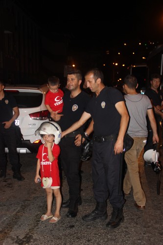 Askerlik şubesinin ardından yürüyüşe devam eden grup, 25 Metreli yola çıkarak şehit Polis Amiri İbrahim Halil Aksoy’un Kızlarpınarı Mahallesi’ndeki evine yürüdü.