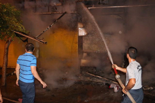 İtfaiye ekipleri yanan ve çoğunluğu giyim ve hediyelik eşya satılan iş yerlerine kepenkleri kapalı olduğundan dolayı müdahale etmekte zorlandı.