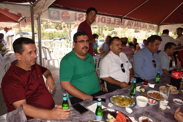 Kaplananı Yaylası'nda hafta sonu düzenlenen yemekte bir araya gelen partililer bol bol sohbet etme imkanı buldu.