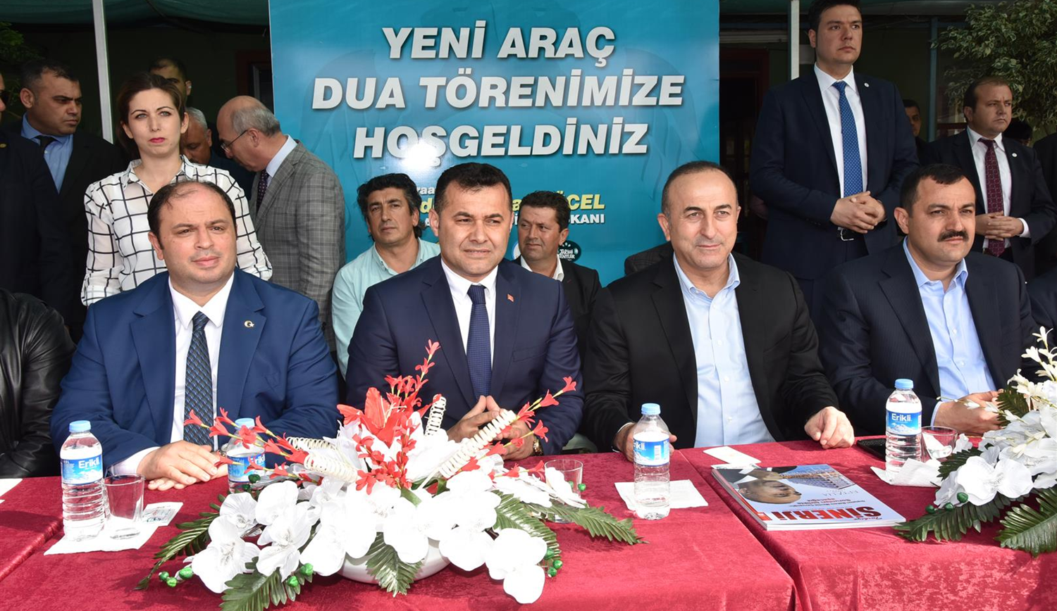 Alanya Belediyesi araç filosuna katılan 20 yeni iş makinesi ve araç, Dışişleri Bakanı Mevlüt Çavuşoğlu’nun da katımlıyla gerçekleştirilen dua töreni ile hizmete sunuldu.

Alanya Belediyesi birimlerin hizmet kapasitesini ileri seviyeye taşıyacak 20 adet yeni aracı dualar eşliğinde hizmete sundu. 

ALANYA BELEDİYESİ YENİ ARAÇLARLA HİZMET AĞINI GENİŞLETİYOR

Alanya Belediyesi Temizlik İşleri Müdürlüğü’nde organize edilen araç tanıtım toplantısına Dışişleri Bakanı Mevlüt Çavuşoğlu, Alanya Kaymakamı Dr. Hasan Tanrıseven, Alanya Belediye Başkanı Adem Murat Yücel, MHP İlçe Başkanı Hilmi Er, Ak Parti İlçe Başkanı Mustafa Berberoğlu, protokol üyeleri, Başkan yardımcıları, belediye meclis üyeleri, muhtarlar ve vatandaşlar katıldı.

YÜCEL: “103. ARACIMIZ HAYIRLI UĞURLU OLSUN”

Alanya Belediyesi bünyesine yeni katılan 20 aracın daha tanıtım toplantısında ilk sözü alan Alanya Belediye Başkanı Adem Murat Yücel, halka daha iyi hizmet için yeni araçlarla daha da büyüdüklerini söyledi. Başkan Yücel; “Bugün itibariyle Alanya Belediyesi’ne kazandırdığımız 103. İş makinesi ve aracımız. Halkımıza daha iyi daha sağlıklı hizmeti, yerinde ve zamanında verebilmek için güçlü araç ekipmanımıza yenilerini ekleyerek daha da güçleniyoruz. Araçlarımızın halkımıza hayırlı ve uğurlu olmasını temenni ediyorum. Sayın Bakanımız Mevlüt Çavuşoğlu’na da davetiyemizi kırmayarak duamıza iştirak ettiği için ayrıca teşekkür ediyorum” dedi.

BAKAN ÇAVUŞOĞLU: “BAŞKANIMIZ ALANYA’YA HİZMET ETMEK İÇİN ÇALIŞIYOR”

Dış İşleri Bakanı Mevlüt Çavuşoğlu da konuşmasında yapılan hizmetlere teşekkür ederek birlikteliğe vurgu yaptı. Bakan Çavuşoğlu; “Belediye Başkanımız Adem Murat Yücel ve ekibi, gördüğünüz gibi Alanya’mızın bütün güzide bölgelerine hizmet etmek için çaba sarf ediyorlar. Turizm sezonunda bazı sıkıntılar var. Bu nedenle Alanya’mızı daha iyi tanıtmamız lazım. Bu konuda da gerek Belediye Başkanı olarak gerek ALTAV Başkanı olarak Adem Murat Yücel, bu konuda gayretler gösteriyor.” dedi.

ÇAVUŞOĞLU: “BELEDİYE BAŞKANIMIZLA AĞABEY KARDEŞ GİBİYİZ”

Dış İşleri Bakanı Mevlüt Çavuşoğlu, önemli olanın birlikte hizmet edebilmek olduğunu vurgularken şunları kaydetti; “İşte bugün belediyemize kazandırılan yeni makine ve araçların duasını yapıyoruz. Toplamda 103 aracımız olmuş. Hizmetin partisi ve ideolojisi olmaz. Kim bu memlekete en ufak bir hizmet ettiyse Allah ondan razı olsun. Alanya Belediye Başkanımız Adem Murat Yücel ile çok iyi bir uyumumuz var. Ağabey kardeş gibiyiz. Mevkii makam gelip geçicidir. Önemli olan dostluğun kardeşliğin devam etmesi ve birlikte hizmet yapabilmektir. Bugün görüyorum ki bu anlamlı törene çok sayıda hemşerimiz katılmış. Demek ki vatandaşlarımız Belediyemizin kapasitesinin artmasından memnun ve mutluluk duyuyor” 
Alanya Belediyesi’nin bünyesine kazandırılan yeni araçların duasını Alanya Müftüsü Mustafa Topal yaparken açılış kurdelesini Dış İşleri Bakanı Mevlüt Çavuğlu, Alanya Belediye Başkanı Adem Murat Yücel ve Alanya Kaymakamı Dr. Hasan Tanrıseven, protokol üyeleri ile birlikte  kesti. Açılışın ardından Dış işleri Bakanı Mevlüt Çavuşoğlu ve Alanya Belediye Başkanı Adem Murat Yücel, araçları birlikte inceledi. 

Araç filosuna eklenen araçlar şöyle: 2 adet çöp taksinin yanı sıra, 2 adet otobüs, 1 adet su tankeri, 1 adet sepetli kamyonet, 3 adet 15 tonluk damperli kamyon, 1 adet 3,5 tonluk damperli kamyon, 3 adet iş makinesi, 5 adet otomobil ve 2 adet motosiklet.