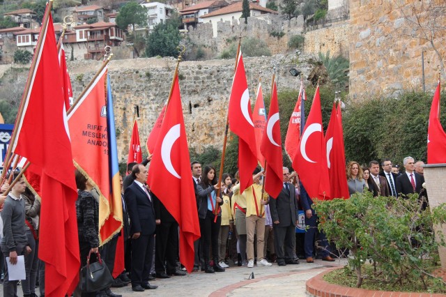 Atatürk'ün Alanya'ya gelişinin 81. yıldönümü törenlerle kutlandı. Törende bir konuşma yapan Alanya Kaymakamı Dr. Hasan Tanrıseven, ''Atatürk'ün gösterdiği doğrultuda önder ülke olmak için var gücümüzle çalışacağız'' dedi.

Atatürk’ün Alanya’ya gelişinin 81. yıldönümü kutlama programı, İskele'deki Atatürk Anıtı'na çelenk sunumu ve İstiklal Marşı'nın okunmasıyla başladı. Alanya Kaymakamı Dr. Hasan Tanrıseven, kutlama programında katılımcı öğrencilere, öğretmenlere ve protokol üyelerine yaptığı konuşmasında Cumhuriyetin Kurucusu Ulu Önder Mustafa Kemal Atatürk’ün 81 yıl önce Alanya'ya geldiğini belirterek Atatürk ve silah arkadaşlarını, vatan için şahadet mertebesine erişenleri şükranla andığını ifade etti.

KAYMAKAM TANRISEVEN ''TÜRK TURİZMİNİN YILDIZI OLAN ALANYA'MIZI DAHA DA ÇOK PARLATMAK ÇALIŞMALARIMIZI SÜRDÜRECEĞİZ''

Alanya Kaymakamı Dr. Hasan Tanrıseven konuşmasının devamında şunları kaydetti: '' Bugün Cumhuriyetimizin kurucusu Ulu Önder Atatürk'ün Alanya'ya gelişinin 81. yıldönümünü kutluyoruz. Ulu Önder Atatürk'ün bizlere gösterdiği yol doğrultusunda çalışmalarımızı sürdüreceğiz. Sevgili gençler; Atatürk'ün bizlere gösterdiği muasır medeniyet seviyesine ulaşmak için daha çok çalışacağız. Bu çalışmaları elbirliği ile yapacağız ki bu coğrafyada, Türkiye Cumhuriyeti en güçlü ve önder ülke olmaya devam edecektir. Geçmişe baktığımız zaman Türkiye'nin, Antalya'nın ve Alanya'mızın çok daha iyi yerlere geldiğini görüyorum. Ama bununla yetinmeyeceğiz ve önder ülke olmak için var gücümüzle çalışmalarımızı sürdüreceğiz. Olaylardan, bir takım aksaklıklardan asla yılmayacağız. 	Dünkü terör saldırısında olduğu gibi bu gibi olaylar bizim geleceğe endişe ile bakmamıza değil aksine daha çok bilenmemize ülkemizi sevmemize ve birbirimize kenetlenmemize vesile olacaktır. Ankara'daki saldırıda hayatlarını kaybeden Türk Silahlı Kuvvetleri Mensuplarına ve vatandaşlarımıza Allah'tan rahmet diliyorum. İnşallah el birliği ile çalışmalarımızı sürdürerek ülkemizi iyi bir yerlere getirme gayreti içerisinde olacağız. Türk turizminin yıldızı olan Alanya'mızı daha da çok parlatmak için Atatürk'ün gösterdiği doğrultuda çalışmalarımızı sürdüreceğiz.''

Alanya Belediye Başkan Vekili Mehmet Kula yaptığı konuşmada, Ankara’da dün gerçekleşen Terör saldırısını kınayarak sözlerine başladı. Belediye Başkan Vekili Kula, medeniyetlere ev sahipliği yapmış olan Alanya’yı 18 Şubat 1935’te ziyaret eden Ulu Önder Atatürk’ü büyük bir özlemle andıklarını belirterek birlik ve beraberlik içinde olunması gerektiğini söyledi.

Hasan Çolak Anadolu Lisesi Tarih öğretmeni Raşit Fehmi Raşitoğlu’nun günün anlam ve önemini belirten konuşmasının ardından Atatürk’ün Alanya’ya gelişi ile ilgili şiirleri; Hayate Hanım Ortaokulu ve Fevzi Alaettinoğlu Anadolu Lisesi öğrencileri tarafından okundu. Protokol, misafir ve öğrencilerin Atatürk Evi’ni gezmesiyle devam eden kutlama programı, saat 10.30'da da Atatürk’ün Alanya’ya gelişi ile ilgili kros yarışmasının ve Türkiye Atletizm Federasyonunun programında yer alan Atletizmi Geliştirme Yarışmasının düzenlenmesi ile son buldu.