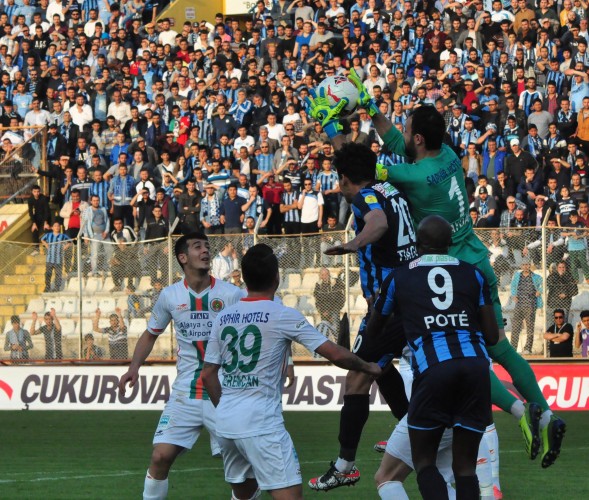 Alanyaspor 1-0 önde götürdüğü maçı son dakikada yediği golle berabere bitirdi, 2 puanı son dakikada kaybetti.

PTT 1. Lig'de oynanan 23. hafta karşılaşmasında Multigroup Alanyaspor deplasmanda Adana Demirspor ile 1-1 berabere kaldı. Yaklaşık 300 turuncu yeşilli taraftarın takımına destek verdiği karşılaşmada yönetim kurulu da kalabalık bir grupla stada gelerek takımı yalnız bırakmadı. 


STAT: 5 Ocak Fatih Terim

HAKEMLER: Tolga Özkalfa, Serkan Gençerler, İlker Takpak

ADANA DEMİRSPOR: Fevzi- Mahmut (Dk.80 Anıl), Attamah, Pote, Bezerra, Şenol, Burak, Onur, Hüseyin (Dk.61 Kenan), Gomes, İbrahim Moro (Dk.74 İbrahim Dağaşan)

MULTİGROUP ALANYASPOR: Haydar- Yasin, Ahmet, Sezer, Kerem Can, Timuçin (Dk.78 Galip), Deniz, Sinan (Dk.68 Efecan), Emre (Dk.87 Barış), Tayfur, Ayite

GOL: DK.58 Emre (Multigroup Alanyaspor)

SARI KARTLAR: Şenol, Onur, Gomes, İbrahim Dağaşan) (Adana Demirspor), Deniz, Efecan, Kerem Can (Multigroup Alanyaspor)


Karşılaşmanın 3. dakikasında sağ kanatta Sinan'dan aldığı topu Yasin ortaladı. Ayite'nin kafa vuruşunda top az farkla yandan auta gitti. 6. dakikada Sezer sol kanattan yerden ortaladı. Deniz topu kontrol ederek yerden kaleye vurdu ancak kaleci Fevzi gole izin vermedi. 8. dakikada Tiago'nun vuruşunda top üstten auta gitti. 35. dakikada ev sahibi takım soldan atağa çıktı. Burak topla birlikte ceza sahasına girdi. Bu oyuncunun çaprazdan sert şutu az farkla auta gitti. Karşılaşmanın ilk yarısı golsüz berabere tamamlandı. 

Maçın 58. dakikasında savunmanın arkasına sarkan Emre topu rakibinden kurtararak çapraz pozisyonda topu plaseyle filelere gönderdi: 0-1. 66. dakikada Sinan'a çok sert faul yapan Kenan kırmızı kartla oyundan atıldı. 76. dakikada turuncu yeşilli takım Ayite ile ani atağa çıktı. Savunmanın arkasına sarkan Ayite kaleciyi geçmek isterken açısını kaybetti. Bu oyuncunun vuruşunda top auta gitti. 86. dakikada Ayite'nin pasında rakip yarı alana hareketlenen Tayfur topu geriden gelen Galip'e çıkardı. Kaleciyle karşı karşıya kalan Galip'in vuruşunda top kaleci Fevzi'den döndü. 89. dakikada Anıl'ın ortasında İbrahim'in kafa vuruşu kaleci Haydar'dan döndü. Topu önünde bulan Pote yakın mesafeden fileleri havalandırdı. 90+1. dakikada Kerem Can soldan ortaladı, Tayfur kafa vurdu ancak top kaleci Fevzi de kaldı. 90+2. dakikada Adana Demirspor ceza alanında oluşan karambolde Attamah topu kafayla çizgiden çıkardı. Karşılaşma 1-1 berabere sona erdi.