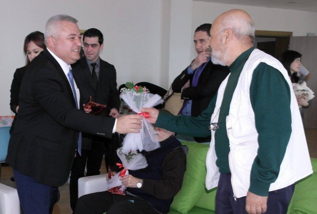 Alanya Ticaret ve Sanayi Odası Başkanı Mehmet Şahin, 8 Mart Dünya Kadınlar Günü etkinlikleri çerçevesinde, Alanya Huzurevi’ni ziyaret etti. Huzurevi sakinlerinin tek tek elini öpen Başkan Şahin, bayanlara şal, fular, ve karanfil; baylara da kravat hediye etti.

Ziyarette, ALTSO Yönetim Kurulu Üyesi Banu Okan Kavukçu ve TOBB Antalya Kadın Girişimciler Kurulu İcra Komitesi Başkan Yardımcısı Özlem Öz Kural da yer aldı. Kavukçu ve Kural da Başkan Şahin gibi huzurevi sakinleri ile birebir görüşmeler yaparak onlara moral verdiler, isteklerini dinlediler.

8 Mart Dünya Kadınlar Günü sebebiyle Alanya Huzurevi’ne bir ziyaret gerçekleştirdiklerini ifade eden Başkan Şahin, “Burada annelerimizi ve diğer tüm büyüklerimizi ziyaret ederek onlara moral vermek istedik. Hepimiz yaşlanacağız. Onlar da şu anda evlatlarından ayrılar ve gelen misafir kim olursa olsun dört gözle bekliyorlar. Burada Huzurevi Müdürümüz Esra Özarslan ve çalışanları sağ olsunlar bu ilgiye muhtaç büyüklerimize ellerinden geldiği kadar devletimizin şefkatini hissettiriyorlar. Gerçekten modern bir huzurevine sahip Alanya’mız. Bu gibi vesilelerle buradaki büyüklerimizi ziyaret ederek elimizden gelen desteği vermeye devam edeceğiz” dedi.

ÖZARSLAN’DAN ŞAHİN’E TEŞEKKÜR

Başkan Şahin’i kapıda karşılayan, Huzurevi Müdürü Esra Özarslan ise ALTSO Başkanı Mehmet Şahin’in her zaman desteğini gördüklerini söyledi. Başkan Şahin’le kısa bir görüşme gerçekleştiren Özarslan, ”Başkanımız Mehmet bey ile Banu ve Özlem hanıma nazik ziyaretlerinden dolayı çok teşekkür ederim. Huzurevi sakinlerimiz çok mutlu oldular. Sağ olsunlar ne zaman bizim yanımızdalar ve destek oluyorlar” dedi.