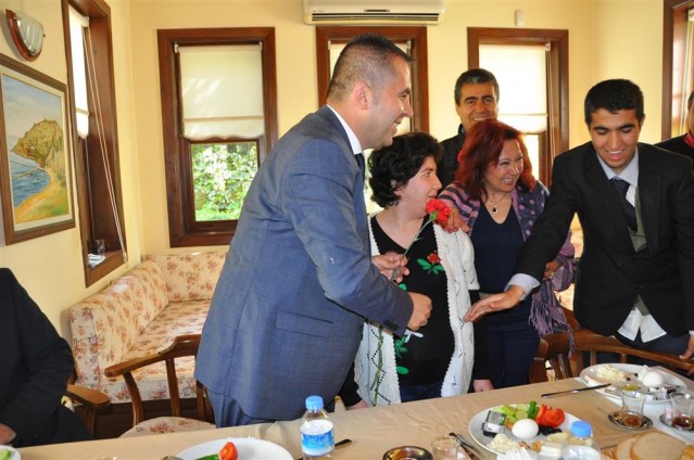 Alanya Belediyesi, Yaşlılar Haftası nedeniyle Tevfik Hoca Alanya Evi müdavimlerine kahvaltı düzenledi. Yaklaşık 60 vatandaşın katıldığı kahvaltıda konuşan Alanya Belediye Başkan Yardımcısı Nazmi Yüksel, “Belediyemiz, 365 gün sizlerin hizmetinde. ” dedi.

Alanya Belediyesi, Yaşlılar Haftası nedeniyle Tevfik Hoca Alanya Evi müdavimlerine kahvaltı düzenledi. Yaklaşık 60 vatandaşın katıldığı kahvaltıda konuşan Alanya Belediye Başkan Yardımcısı Nazmi Yüksel, “Belediyemiz, 365 gün sizlerin hizmetinde. ” dedi.

Ülkemizde 18-24 Mart tarihleri arasında kutlanan Yaşlılar Haftası bugün başladı. Hafta nedeniyle Alanya Belediyesi, Tevfik Hoca Alanya Evi müdavimi olan yaşlı vatandaşlar için bir kahvaltı programı düzenledi. Programa Başkan Yardımcısı Nazmi Yüksel’in yanı sıra Belediye Sosyal Yardım İşleri Müdürü Bilal Nurgül, Engelsiz Park ve Yaşam Merkezi Psikologu Esra Yemez, Tevfik Hoca Evi Hemşiresi Muazzez Kaya, Kadıpaşa Mahallesi Muhtarı Hasan Öner, basın mensupları ve Tevfik Hoca Evi müdavimi yaşlılar katıldı.

“DİĞER HİZMETLERİMİZİN YANISIRA SOSYAL PROJELERİMİZ DE ÇOK ÖNEMLİ” 

“Yaşlılar Haftası bizim için önemli, ancak sizler ise her gün önemlisiniz” diyerek sözlerine başlayan Başkan Yardımcısı Nazmi Yüksel, “Alanya Belediyesi olarak yaşlılarımıza çok değer veriyoruz. Sadece Yaşlılar Haftası’nda değil, 365 gün bu mekanı kullanabilirsiniz. Alanya Belediyesi olarak yol, su, köprü ve diğer park bahçe hizmetlerinin yanı sıra sosyal projelerimize de çok önem veriyoruz. Sizler, engelli bireylerimiz, gençlerimiz bizim için çok önemlidir. Belediye Başkanımızın önderliğinde, 365 gün sizler için, vatandaşlarımız için çalışıyoruz” dedi. 

“BİZE BU FIRTASI VERDİĞİNİZ İÇİN TEŞEKKÜR EDERİZ”

Tevfik Hoca Alanya Evi müdavimi yaşlılar adına söz alan Emekli Öğretmen Çiğdem Çopuroğlu ise “Bize böyle bir buluşma mekanı verdiğiniz için Belediye Başkanımıza, size ve ekibine çok teşekkür ederiz. Bizim bu mekanda çok güzel paylaşımlarımız oluyor. Bir birimizin sevincini, üzüntüsü paylaşıyoruz. Belediye bize burada ücretsiz psikolojik destek, fizyoterapi ve pansuman gibi hizmetleri de veriyor” ifadesini kullandı.

ENGELLİLERDEN JEST

Özel Özgün Kardelen Eğitim ve Rehabilitasyon Merkezi öğrencileri de bir sürpriz yaparak programa dahil oldu. Engelli öğrenciler yaşlılara karanfil dağıtarak ellerini öptü.