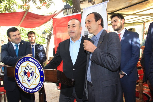 Dışişleri Bakanımız Sayın Mevlüt Çavuşoğlu, Alanya Kaymakamı Dr. Hasan Tanrıseven’in ev sahipliğinde düzenlenen öğle yemeğinde kurum müdürleri, oda başkanları, sivil toplum kuruluşları temsilcileri ve turizmcilerle bir araya geldi. 

Düzenlenen yemekte konuşan Alanya Kaymakamı Dr. Hasan Tanrıseven, Dışişleri Bakanı Mevlüt Çavuşoğlu’nun turizmin sıkıntılı olduğu süreçte, Alanya’ya gelerek turizm ve birçok konularda moral verdiğini belirtti. 

TANRISEVEN “KARAMSAR OLDUĞU BİR DÖNEMDE BİZLERE MORAL VEREN SAYIN BAKANIMIZA TEŞEKKÜR EDİYORUM”

Alanya Kaymakamı Dr. Hasan Tanrıseven konuşmasının devamında şunları kaydetti: 

“Alanya’nın değerli protokolü sivil toplum ve kuruluşlarının değerli başkanları, bizler de bu nezih topluluğa ev sahipliği yapmaktan mutluluk duyuyoruz. Sayın Bakanım bundan önce turizmde herkesin karamsar olduğu bir ortamda geldiniz ve çok geniş katılımlı olarak bütün turizmcilere ve Alanya’ya moral verdiniz. Orada da demiştim ki Sayın Bakanımıza çok rahat ulaşabiliyoruz, bütün sorunlarımızı dile getiriyoruz ve “Sayın Bakanımız hükümet nezdinde inanıyoruz ki gerekli çalışmaları yapacaktır.” demiştik. Teşekkür ediyoruz. Hemen gittiniz ardından Sayın Başbakanımız yeni bir paket açıkladı. Turizmcileri rahatlatacak çeşitli tedbirler getirildi. İnanıyoruz ki buradaki turizmcilerimiz Alanya’nın yetkili birimleri odalarımız sorunlarını size iletecekler yeni sezonda da inşallah sizlerin desteğinizle güzel müjdeler alacağız. Son günlerde Türkiye’ye karşı olan politikalarda bir yumuşama olduğunu turizmde de olumlu gelişmeler olduğunu büyük bir mutlulukla görüyoruz ve seviniyoruz. Sayın Bakanım  ocak ayında yaptığımız toplantıda özellikle üniversitelere verdiğiniz önemi dile getirmiştiniz. Sizlerin desteğinizle gerek devlet üniversitemiz olan Alanya Alaaddin Keykubat Üniversitesi gerek vakıf üniversitemiz olan Alanya Hamdullah Eminpaşa Üniversitesi yollarına devam ediyorlar. Verdiğiniz destek için sizlere minnettarız. Sizlerin desteğinizle YÖK Başkanımızı ziyaret ettik. Sayın Başkandan büyük destek aldık yeni açılacak bölüm ve fakülteler hakkında. Keza desteklerinizle Alanya Hamdullah Emin Paşa üç yeni bölüm açıldı. Yüksek lisans için müracaatlarımız var, onlara da desteğinizin süreceğine inanıyoruz. Alanya’nın aynı zamanda bir turizm kenti değil bir üniversite kenti haline getirilmesi için de çabalarımız devam ediyor. Hem maddi katkılarınız var hem manevi katkılarınız var hem bürokraside de bu yeni fakülteler bölümler açılması Üniversitelerimizin büyümesi için de gayretleriniz var. Onun için de sizlere minnettarız, inanıyorum ki bugün vereceğiniz olumlu haberlerle Alanya’mızda tekrar bir umut dalgası yaratacağınıza inanıyoruz." 

ÇAVUŞOĞLU “BU ŞEHRİ YÖNETİCİLER SAHİPLENMEZSE HİZMETLER HEP EKSİK KALIR”

Gösterilen ilgiden dolayı teşekkür eden Dışişleri Bakanımız Sayın Mevlüt Çavuşoğlu ise yapmış olduğu konuşmada şunları kaydetti: 

"Alanya da evimde bana gösterdiğiniz ilgiden dolayı teşekkür ederim. Avrupa standartlarına ulaşmak için uğraşıyoruz ama kendi geleceklerimizi de yaşatmak için çalışıyoruz. Alanya'ya her gelişimizde Alanya'nın sorunlarıyla birebir uğraşan arkadaşlarımızla bir arada olmaktan dolayı mutluyuz. Dün Türkiye - İsveç maçı için buradaydım. Milli takımı da tebrik ediyorum. Alanya'ya her gelişimde sizlerle neden bir araya geliyorsunuz. Amacımız Alanya'nın sorunlarını çözmektir. Bu şehri yöneticiler sahiplenmezse hizmetler hep eksik kalır. Biz elimizden geldiğince sizlerin taleplerini değerlendirip hizmet etmeye çalışıyoruz. Çok şükür yanımızda yönetilemeyen ülkeler var ama Türkiye olarak istikrarımızı koruyoruz. Turizmin bazı konulardan dolayı etkilendiğini biliyoruz ama böyle günlerden de ders çıkarmak gerekiyor. Bu yüzden birlik beraberlik içerisinde olmalıyız. Güzel Alanya'mız sayesinde dünyada bir markayız ama başka ülkelerden turistlere de ulaşmak gerekiyor. Bölgeye daha fazla uçuşu sağlamanın yollarını aramalıyız. Bu sene zor olabilir ama hep birlikte atlatabiliriz" dedi.

Yemek sonunda Kurum Müdürleri, Oda Başkanları, STK Temsilcileri Dışişleri Bakanımız Sayın Mevlüt Çavuşoğlu ile bir araya getirdikleri için Alanya Kaymakamı Dr. Hasan Tanrıseven'e teşekkür ettiler.