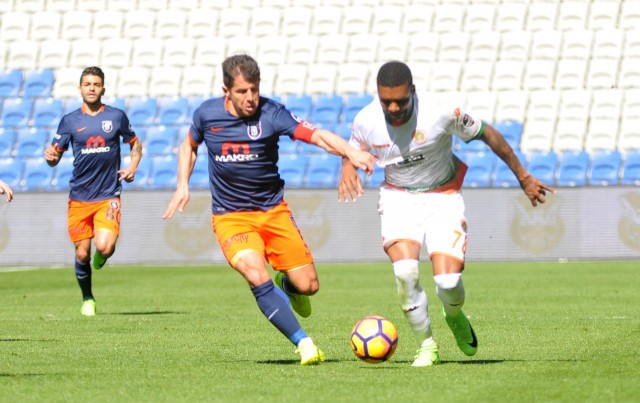 Son dakikalarda Donald Guerrier kafayla boş kaleyi bulamadı ve Alanyaspor 1 puan şansını tepti.