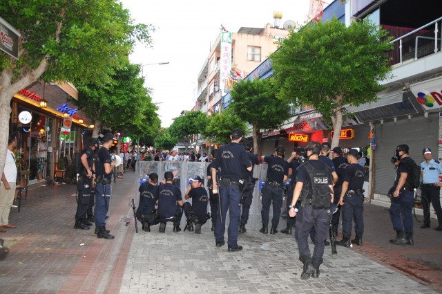 HDP Alanya İlçe Örgütü binasına doğru ikinci kez yürümeye başlayan gruba polis TOMA ile müdahale etti. Gruba TOMA'dan gaz ve su sıkıldı. Bu müdahalenin ardından geri dönmek zorunda kalan bir grup Atatürk Anıtı'na doğru ilerlemeye başladı.