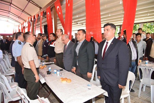 Alanya Belediye Başkanı Adem Murat Yücel, asker uğurlamanın Türk milletinin geleneklerinde önemli bir yer tuttuğunu belirterek şunları söyledi; “Çocuklarımızı askere göndermek her anne-baba için bir onurdur.