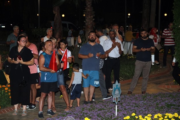 Nöbetin ardından ise Yeni Cami'de kılınan sabah namazıyla nöbet sonlandırıldı.