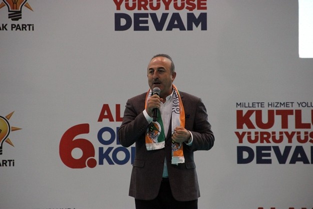 Bu konuda çeşitli tartışmalar oldu. Önemli olan bunları kimin yaptığı zaman zaman buralarda teknik aksaklıklar, arızalar olabilir. İlk yağışta bir kavşakta Alanya’da olumsuz bir şey olsa eline bayrak alacaklar oraya oltalarla gitti. Sonraki yağışta bir şey oldu mu? Eğer hizmette bir aksana olduysa bunu da gidermek bizim görevimiz. Oraya ikinci yağışta oltalarla gidenler kendileri avlandı. Antalya turizmi Alanya ile birlikte zor bir durum geçirdi. Çeşitli ülkelerde tanıtım çalışmaları yaptık. Bu sene yüzde 65 artış oldu. Antalya artık 2023 hedeflerini konuşuyor. Bugün 19 ilçede bu kadar yatırım yapılıyorsa bu tasarruflu yönetimle oldu” diye konuştu.