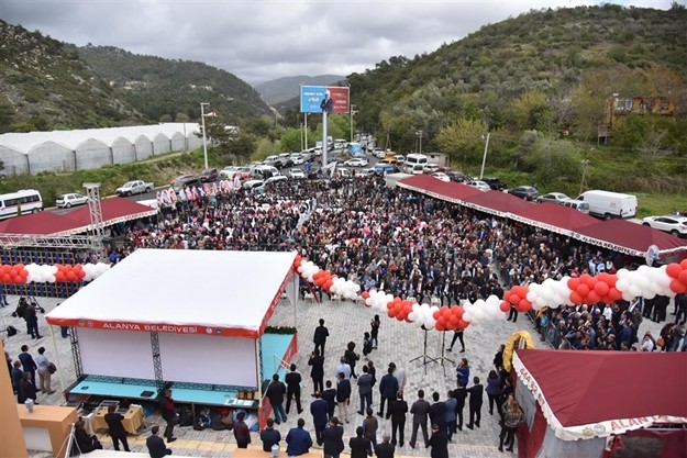 “HEP AÇILIŞ VE TEMEL ATMA TÖRENLERİYLE KARŞINIZDA OLACAĞIZ”

“4 yıllık görev süremizde bize güvenen ve destek veren vatandaşlarımızı mahcup etmedik. Boş sözlerle, gerçekleşmeyecek vaatlerle vatandaşımızı oyalamadık. Artık, bitirdiğimiz işlerle, ortaya koyduğumuz eserlerle karşınızdayız. Nisan ayından itibaren Alanyamıza kazandırdığımız projelerimizin açılış yada temel atma töreniyle daha sık sizlerin karşısında olacağız”.