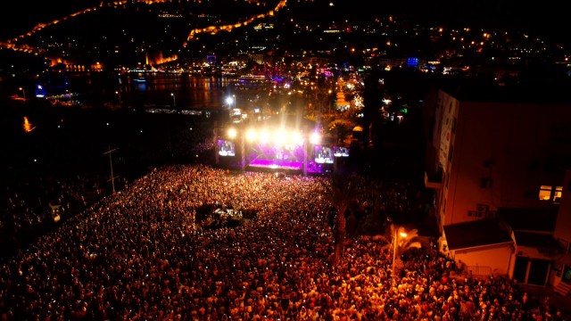 Şarkısının ardından sahneye gelen Alanya Belediye Başkanı Adem Murat Yücel, Gündeş’e üzerinde resminin bulunduğu sukabağı ve çeşitli hediyeler verdi.