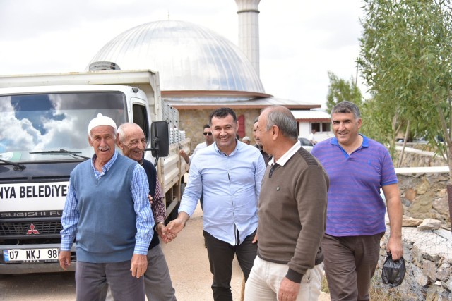 YÜCEL: “İNSAN ODAKLI ÇALIŞIYORUZ”

2 günlük batı yaylaları programı hakkında açıklamalarda bulunan Başkan Yücel; “Torosların deniz kotundan 2100 metre yükseklikteki yaylalarımızda vatandaşlarımızın gönüllerini almaya geldik. Hem yaylalarımıza yaptığımız hizmetleri yerinde görmek hem yapacağımız yatırımları ve projeleri vatandaşlarımıza aktarmak hem de vatandaşlarımızın gönül rızalarını almak için ekibimizle birlikte tüm batı bölgesinin 23 yaylasını ziyaret ettik. Gelecek dönemlerdeki yatırım planlarımızı vatandaşlarımıza izah ettik. Çünkü biz her zaman insan odaklı çalışıyoruz ve bu şekilde çalışmaya devam edeceğiz. Ekibimizle birlikte bu ve buna benzer faaliyetlerimizi sürdüreceğiz. Ekibime ve bizleri her zamanki samimiyeti ve sıcaklığı ile karşılayan vatandaşlarımıza teşekkür ederim.” dedi.