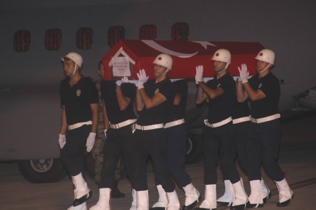 Şehidin naaşı, Gazipaşa Alaya Havalimanı’nda kortej eşliğinde cenaze aracına konularak defnedileceği Alanya ilçesine götürüldü