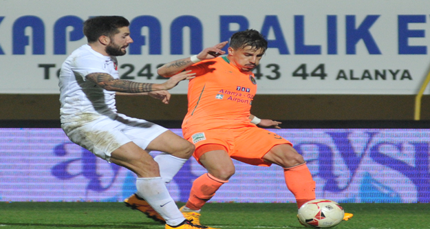 Alanyaspor, Karşıyaka karşısında 2-0'lık skor avantajını koruyamadı, Adana Demirspor maçında olduğu gibi yine son dakika yediği golle hem 2 puandan hemde liderlikten oldu. 

PTT 1. Lig'in 24. haftasında oynanan karşılaşmada Multigroup Alanyaspor sahasında Karşıyaka ile 2-2 berabere kaldı. 

STAT: Alanya Oba Stadı

HAKEMLER: Süleyman Abay, Gökmen Olgaç, Candaş Elbil

MULTİGROUP ALANYASPOR: Haydar- Yasin, Ahmet, Sezer, Kerem Can, Timuçin, Emre, Tayfur (Dk.78 Perovic), Barış (Dk.55 Caner), Sinan (Dk.84 Efecan), Ayite

KARŞIYAKA: Behram- Zeki, Tayfun (Dk.60 Şahin), Ömer Can, Tisdell, Can (Dk.68 Mahmut), Youssef, Efe Halil, Mustafa, Berkay Can, İbrahim (Dk.46 Gökhan)

GOLLER: Dk.1 Sinan, Dk.45 Timuçin (MultigroupAlanyaspor), Dk.51 Youssef, Dk.89 Gökhan (Karşıyaka)

KIRMIZI KART: Dk.90 Ayite (MultigroupAlanyaspor)

SARI KARTLAR: Sinan, Barış, Emre (MultigroupAlanyaspor), Can, Youssef, Ömer Can, Behram (Karşıyaka)

Karşılaşmanın 20. saniyesinde turuncu yeşilliler faul atışını çabuk kullandı. Tayfur’un pasında Sinan kaleciyi çalımlayarak topu ağlarla buluşturdu: 1-0. 18. dakikada Kerem Can’ın ortasında Tayfur kafa vurdu, top auta çıktı. 20. dakikada Zeki’nin ortaladığı topta Tisdell’in kafa vuruşu az farkla auta gitti. 21. dakikada Tisdell’in uzaktan sert şutunu Haydar son anda kornere çeldi. 30. dakikada Kerem Can’ın ortasında savunmadan dönen topa bu oyuncu ayağının dışıyla sert vurdu top direğin üstünden auta gitti. 35. dakikada Yasin sağ kanattan ceza alanına sokuldu. Bu oyuncunun içeriye sert çevirdiği topu Tayfur güçlükle kontrol etti ancak tehlikeyi savunma uzaklaştırdı. 37. dakikada Ayite, Tayfur’dan aldığı pasla uzaktan sert vurdu ancak top az farkla auta çıktı. 41. dakikada topu rakibinden kurtaran Barış geriden gelen Tayfur’un önüne bıraktı. Bu oyuncunun şutunu kaleci güçlükle kornere çeldi. 45. dakikada gelişen ani atakta Kerem Can’ın soldan ortasına Ayite kayarak vurdu, direkten dönen topu Timuçin ağlarla buluşturdu: 2-0. Karşılaşmanın ilk yarısı 2-0 turuncu yeşilli takımın üstünlüğüyle tamamlandı. 

50. dakikada Emre'nin pasında savunmanın arasında topu kontrol eden Sinan dönerek kaleyi vurdu kaleci Behram gole izin vermedi. 51. dakikada Youssef uzaktan vurdu, yerden giden top köşeden filelere gitti: 2-1. 63. dakikada Emre topu rakibinden kurtararak Ayite'ye verdi. Ceza alanına giren Ayite açısını kaybetti ancak sağ çaprazdan kaleye vurdu. Top yan ağlarda kaldı. 83. Dakikada Youssef’in ortasında Gökhan’ın kafa vuruşu üstten auta gitti. 88. Dakikada Efecan’ın pasında savunmanın arasında topla buluşan Perovic bekletmeden kaleye vurdu ancak top az farkla yandan auta gitti. 89. dakikada turuncu yeşilli savunma topu ceza yayında kaptırdı. Solda boşta kalan Gökhan sert bir vuruşla topu Haydar’ın solundan filelere gönderdi: 2-2. 90. Dakikada rakibine faul yapan Ayite kırmızı kartla oyundan atıldı. 90+5. dakikada Efecan rakibinden sıyrılarak topu Emre’ye aktardı. Bu oyuncu uydun durumda kaleye vurmak yerine pas vermeyi tercih edince top auta gitti. Karşılaşma 2-2 berabere sona erdi. 

İşte PTT 1.Lig Puan Durumu

1.ADANASPOR A.Ş.		41
2.MULTIGROUP ALANYASPOR		40
3.KARDEMİR KARABÜKSPOR		40
4.ADANA DEMİRSPOR		39
5.GİRESUNSPOR		        36
6.VARTAŞ ELAZIĞSPOR		36
7.BALIKESİRSPOR           	33
8.GÖZTEPE A.Ş.		        33
9.GAZİANTEP B.Ş. BLD.SPOR	32
10.ALTINORDU A.Ş.		32
11.BOLUSPOR	        	32
12.SAMSUNSPOR           	31
13.ALİMA YENİ MALATYASPOR	28
14.ŞANLIURFASPOR		25
15.1461 TRABZON		        23
16.KAYSERİ ERCİYESSPOR		21
17.DENİZLİSPOR          	21
18.KARŞIYAKA	        	19

Ceza Puanı Alan Takımlar

Takım Adı	Ceza Puanı

SAMSUNSPOR	3
DENİZLİSPOR	3