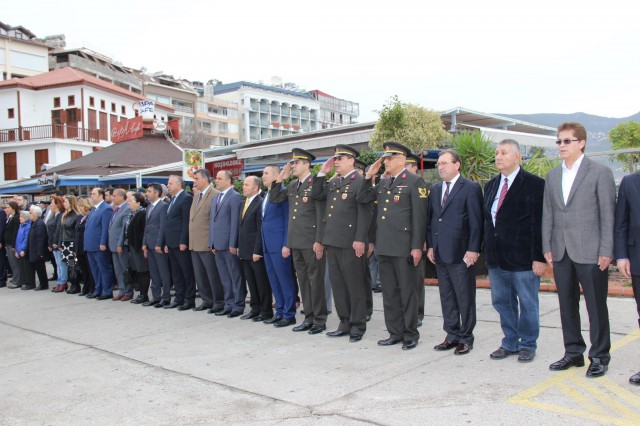 Atatürk'ün Alanya'ya gelişinin 81. yıldönümü törenlerle kutlandı. Törende bir konuşma yapan Alanya Kaymakamı Dr. Hasan Tanrıseven, ''Atatürk'ün gösterdiği doğrultuda önder ülke olmak için var gücümüzle çalışacağız'' dedi.

Atatürk’ün Alanya’ya gelişinin 81. yıldönümü kutlama programı, İskele'deki Atatürk Anıtı'na çelenk sunumu ve İstiklal Marşı'nın okunmasıyla başladı. Alanya Kaymakamı Dr. Hasan Tanrıseven, kutlama programında katılımcı öğrencilere, öğretmenlere ve protokol üyelerine yaptığı konuşmasında Cumhuriyetin Kurucusu Ulu Önder Mustafa Kemal Atatürk’ün 81 yıl önce Alanya'ya geldiğini belirterek Atatürk ve silah arkadaşlarını, vatan için şahadet mertebesine erişenleri şükranla andığını ifade etti.

KAYMAKAM TANRISEVEN ''TÜRK TURİZMİNİN YILDIZI OLAN ALANYA'MIZI DAHA DA ÇOK PARLATMAK ÇALIŞMALARIMIZI SÜRDÜRECEĞİZ''

Alanya Kaymakamı Dr. Hasan Tanrıseven konuşmasının devamında şunları kaydetti: '' Bugün Cumhuriyetimizin kurucusu Ulu Önder Atatürk'ün Alanya'ya gelişinin 81. yıldönümünü kutluyoruz. Ulu Önder Atatürk'ün bizlere gösterdiği yol doğrultusunda çalışmalarımızı sürdüreceğiz. Sevgili gençler; Atatürk'ün bizlere gösterdiği muasır medeniyet seviyesine ulaşmak için daha çok çalışacağız. Bu çalışmaları elbirliği ile yapacağız ki bu coğrafyada, Türkiye Cumhuriyeti en güçlü ve önder ülke olmaya devam edecektir. Geçmişe baktığımız zaman Türkiye'nin, Antalya'nın ve Alanya'mızın çok daha iyi yerlere geldiğini görüyorum. Ama bununla yetinmeyeceğiz ve önder ülke olmak için var gücümüzle çalışmalarımızı sürdüreceğiz. Olaylardan, bir takım aksaklıklardan asla yılmayacağız. 	Dünkü terör saldırısında olduğu gibi bu gibi olaylar bizim geleceğe endişe ile bakmamıza değil aksine daha çok bilenmemize ülkemizi sevmemize ve birbirimize kenetlenmemize vesile olacaktır. Ankara'daki saldırıda hayatlarını kaybeden Türk Silahlı Kuvvetleri Mensuplarına ve vatandaşlarımıza Allah'tan rahmet diliyorum. İnşallah el birliği ile çalışmalarımızı sürdürerek ülkemizi iyi bir yerlere getirme gayreti içerisinde olacağız. Türk turizminin yıldızı olan Alanya'mızı daha da çok parlatmak için Atatürk'ün gösterdiği doğrultuda çalışmalarımızı sürdüreceğiz.''

Alanya Belediye Başkan Vekili Mehmet Kula yaptığı konuşmada, Ankara’da dün gerçekleşen Terör saldırısını kınayarak sözlerine başladı. Belediye Başkan Vekili Kula, medeniyetlere ev sahipliği yapmış olan Alanya’yı 18 Şubat 1935’te ziyaret eden Ulu Önder Atatürk’ü büyük bir özlemle andıklarını belirterek birlik ve beraberlik içinde olunması gerektiğini söyledi.

Hasan Çolak Anadolu Lisesi Tarih öğretmeni Raşit Fehmi Raşitoğlu’nun günün anlam ve önemini belirten konuşmasının ardından Atatürk’ün Alanya’ya gelişi ile ilgili şiirleri; Hayate Hanım Ortaokulu ve Fevzi Alaettinoğlu Anadolu Lisesi öğrencileri tarafından okundu. Protokol, misafir ve öğrencilerin Atatürk Evi’ni gezmesiyle devam eden kutlama programı, saat 10.30'da da Atatürk’ün Alanya’ya gelişi ile ilgili kros yarışmasının ve Türkiye Atletizm Federasyonunun programında yer alan Atletizmi Geliştirme Yarışmasının düzenlenmesi ile son buldu.