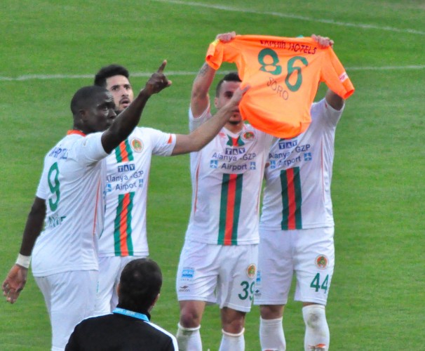 Alanyaspor 1-0 önde götürdüğü maçı son dakikada yediği golle berabere bitirdi, 2 puanı son dakikada kaybetti.

PTT 1. Lig'de oynanan 23. hafta karşılaşmasında Multigroup Alanyaspor deplasmanda Adana Demirspor ile 1-1 berabere kaldı. Yaklaşık 300 turuncu yeşilli taraftarın takımına destek verdiği karşılaşmada yönetim kurulu da kalabalık bir grupla stada gelerek takımı yalnız bırakmadı. 


STAT: 5 Ocak Fatih Terim

HAKEMLER: Tolga Özkalfa, Serkan Gençerler, İlker Takpak

ADANA DEMİRSPOR: Fevzi- Mahmut (Dk.80 Anıl), Attamah, Pote, Bezerra, Şenol, Burak, Onur, Hüseyin (Dk.61 Kenan), Gomes, İbrahim Moro (Dk.74 İbrahim Dağaşan)

MULTİGROUP ALANYASPOR: Haydar- Yasin, Ahmet, Sezer, Kerem Can, Timuçin (Dk.78 Galip), Deniz, Sinan (Dk.68 Efecan), Emre (Dk.87 Barış), Tayfur, Ayite

GOL: DK.58 Emre (Multigroup Alanyaspor)

SARI KARTLAR: Şenol, Onur, Gomes, İbrahim Dağaşan) (Adana Demirspor), Deniz, Efecan, Kerem Can (Multigroup Alanyaspor)


Karşılaşmanın 3. dakikasında sağ kanatta Sinan'dan aldığı topu Yasin ortaladı. Ayite'nin kafa vuruşunda top az farkla yandan auta gitti. 6. dakikada Sezer sol kanattan yerden ortaladı. Deniz topu kontrol ederek yerden kaleye vurdu ancak kaleci Fevzi gole izin vermedi. 8. dakikada Tiago'nun vuruşunda top üstten auta gitti. 35. dakikada ev sahibi takım soldan atağa çıktı. Burak topla birlikte ceza sahasına girdi. Bu oyuncunun çaprazdan sert şutu az farkla auta gitti. Karşılaşmanın ilk yarısı golsüz berabere tamamlandı. 

Maçın 58. dakikasında savunmanın arkasına sarkan Emre topu rakibinden kurtararak çapraz pozisyonda topu plaseyle filelere gönderdi: 0-1. 66. dakikada Sinan'a çok sert faul yapan Kenan kırmızı kartla oyundan atıldı. 76. dakikada turuncu yeşilli takım Ayite ile ani atağa çıktı. Savunmanın arkasına sarkan Ayite kaleciyi geçmek isterken açısını kaybetti. Bu oyuncunun vuruşunda top auta gitti. 86. dakikada Ayite'nin pasında rakip yarı alana hareketlenen Tayfur topu geriden gelen Galip'e çıkardı. Kaleciyle karşı karşıya kalan Galip'in vuruşunda top kaleci Fevzi'den döndü. 89. dakikada Anıl'ın ortasında İbrahim'in kafa vuruşu kaleci Haydar'dan döndü. Topu önünde bulan Pote yakın mesafeden fileleri havalandırdı. 90+1. dakikada Kerem Can soldan ortaladı, Tayfur kafa vurdu ancak top kaleci Fevzi de kaldı. 90+2. dakikada Adana Demirspor ceza alanında oluşan karambolde Attamah topu kafayla çizgiden çıkardı. Karşılaşma 1-1 berabere sona erdi.