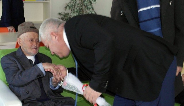 Alanya Ticaret ve Sanayi Odası Başkanı Mehmet Şahin, 8 Mart Dünya Kadınlar Günü etkinlikleri çerçevesinde, Alanya Huzurevi’ni ziyaret etti. Huzurevi sakinlerinin tek tek elini öpen Başkan Şahin, bayanlara şal, fular, ve karanfil; baylara da kravat hediye etti.

Ziyarette, ALTSO Yönetim Kurulu Üyesi Banu Okan Kavukçu ve TOBB Antalya Kadın Girişimciler Kurulu İcra Komitesi Başkan Yardımcısı Özlem Öz Kural da yer aldı. Kavukçu ve Kural da Başkan Şahin gibi huzurevi sakinleri ile birebir görüşmeler yaparak onlara moral verdiler, isteklerini dinlediler.

8 Mart Dünya Kadınlar Günü sebebiyle Alanya Huzurevi’ne bir ziyaret gerçekleştirdiklerini ifade eden Başkan Şahin, “Burada annelerimizi ve diğer tüm büyüklerimizi ziyaret ederek onlara moral vermek istedik. Hepimiz yaşlanacağız. Onlar da şu anda evlatlarından ayrılar ve gelen misafir kim olursa olsun dört gözle bekliyorlar. Burada Huzurevi Müdürümüz Esra Özarslan ve çalışanları sağ olsunlar bu ilgiye muhtaç büyüklerimize ellerinden geldiği kadar devletimizin şefkatini hissettiriyorlar. Gerçekten modern bir huzurevine sahip Alanya’mız. Bu gibi vesilelerle buradaki büyüklerimizi ziyaret ederek elimizden gelen desteği vermeye devam edeceğiz” dedi.

ÖZARSLAN’DAN ŞAHİN’E TEŞEKKÜR

Başkan Şahin’i kapıda karşılayan, Huzurevi Müdürü Esra Özarslan ise ALTSO Başkanı Mehmet Şahin’in her zaman desteğini gördüklerini söyledi. Başkan Şahin’le kısa bir görüşme gerçekleştiren Özarslan, ”Başkanımız Mehmet bey ile Banu ve Özlem hanıma nazik ziyaretlerinden dolayı çok teşekkür ederim. Huzurevi sakinlerimiz çok mutlu oldular. Sağ olsunlar ne zaman bizim yanımızdalar ve destek oluyorlar” dedi.