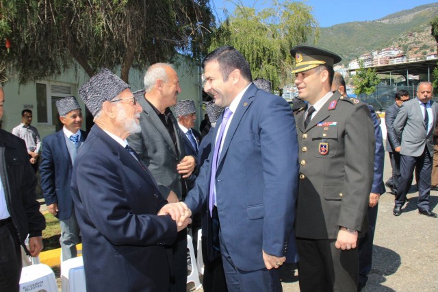 Tüm yurtta olduğu gibi '18 Mart Şehitler Günü ve Çanakkale Zaferi'nin 101. Yıldönümü' programı için çeşitli etkinlikler düzenlendi.

Çanakkale Zaferi’nin 101. Yıl Dönümü ve 18 Mart Şehitleri Anma Günü etkinlikleri, saat 09.00’da Atatürk Anıtı'na Alanya Kaymakamı Dr. Hasan Tanrıseven'in çelenk sunmasıyla başladı. Atatürk Anıtı önünde düzenlenen çelenk sunumu, saygı duruşu ve İstiklal Marşı'nın okunmasının ardından, anıt önünde düzenlenen tören sona erdi.

ÖĞRENCİLERDEN 18 MART NEDENİYLE ORATORYO GÖSTERİSİ

Çanakkale Zaferi’nin 101. Yıl Dönümü ve 18 Mart Şehitleri Anma Günü etkinlikleri, Alanya Kültür Merkezi’nde düzenlenen program ile devam etti.

Atatürk Anıtı önünde düzenlenen törenden sonra, törene katılanlar Alanya Kültür Merkezi A Salonuna geçerek, Milli Eğitim Müdürlüğü tarafından koordine edilen Çanakkale Zaferi Programını izlediler. Programın açılış konuşmasını Şehit Abdullah Ümit Sercan Anadolu Lisesi Müdürü Mevlüt Uysal yaptı. Günün anlam ve önemini belirten konuşmayı yapan Şehit Abdullah Ümit Sercan Anadolu Lisesi Tarih öğretmeni Şükrü Cihan Ercin'in ardından, Şehit Abdullah Ümit Sercan Anadolu Lisesi Kültür Edebiyat Kulübü öğrencileri, "Çanakkale Geçilmez – Çanakkale'den Ankara’ya" adlı Oratoryo gösterisi sergilediler.

TANRISEVEN VE PROTOKOL ÜYELERİNDEN ŞEHİTLERE ZİYARET

Alanya Kültür Merkezi A Salonunda düzenlenen törenin ardından, Alanya Kaymakamı Dr. Hasan Tanrıseven, protokole mensup üyeler ve şehit yakınları ile birlikte İlçe Şehitliği'ni ziyaret ettiler. Alanya Kaymakamı Dr. Hasan Tanrıseven, şehitlik özel defterini imzalayarak şehit mezarlarına el çelengi bıraktı. Şehit mezarları ziyaret edildikten sonra İlçe Müftülük görevlileri tarafından şehitlerimizin ruhuna dualar okundu.

TANRISEVEN ŞEHİT YAKINLARI İLE YAKINDAN İLGİLENDİ

Alanya Kaymakamı Dr. Hasan Tanrıseven, İlçe Şehitliği'ni ziyareti esnasında, şehit yakınları ile bir süre sohbet edip, herhangi bir isteklerinin olup olmadığını sordu. Ziyarette, şehitler rahmet ve minnetle anılırken duygu dolu anlar yaşandı.