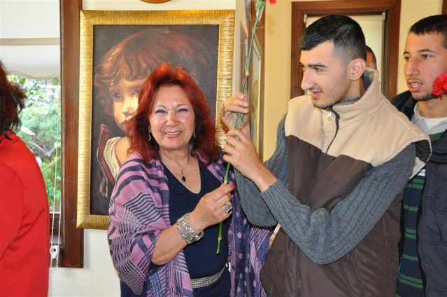 Alanya Belediyesi, Yaşlılar Haftası nedeniyle Tevfik Hoca Alanya Evi müdavimlerine kahvaltı düzenledi. Yaklaşık 60 vatandaşın katıldığı kahvaltıda konuşan Alanya Belediye Başkan Yardımcısı Nazmi Yüksel, “Belediyemiz, 365 gün sizlerin hizmetinde. ” dedi.

Alanya Belediyesi, Yaşlılar Haftası nedeniyle Tevfik Hoca Alanya Evi müdavimlerine kahvaltı düzenledi. Yaklaşık 60 vatandaşın katıldığı kahvaltıda konuşan Alanya Belediye Başkan Yardımcısı Nazmi Yüksel, “Belediyemiz, 365 gün sizlerin hizmetinde. ” dedi.

Ülkemizde 18-24 Mart tarihleri arasında kutlanan Yaşlılar Haftası bugün başladı. Hafta nedeniyle Alanya Belediyesi, Tevfik Hoca Alanya Evi müdavimi olan yaşlı vatandaşlar için bir kahvaltı programı düzenledi. Programa Başkan Yardımcısı Nazmi Yüksel’in yanı sıra Belediye Sosyal Yardım İşleri Müdürü Bilal Nurgül, Engelsiz Park ve Yaşam Merkezi Psikologu Esra Yemez, Tevfik Hoca Evi Hemşiresi Muazzez Kaya, Kadıpaşa Mahallesi Muhtarı Hasan Öner, basın mensupları ve Tevfik Hoca Evi müdavimi yaşlılar katıldı.

“DİĞER HİZMETLERİMİZİN YANISIRA SOSYAL PROJELERİMİZ DE ÇOK ÖNEMLİ” 

“Yaşlılar Haftası bizim için önemli, ancak sizler ise her gün önemlisiniz” diyerek sözlerine başlayan Başkan Yardımcısı Nazmi Yüksel, “Alanya Belediyesi olarak yaşlılarımıza çok değer veriyoruz. Sadece Yaşlılar Haftası’nda değil, 365 gün bu mekanı kullanabilirsiniz. Alanya Belediyesi olarak yol, su, köprü ve diğer park bahçe hizmetlerinin yanı sıra sosyal projelerimize de çok önem veriyoruz. Sizler, engelli bireylerimiz, gençlerimiz bizim için çok önemlidir. Belediye Başkanımızın önderliğinde, 365 gün sizler için, vatandaşlarımız için çalışıyoruz” dedi. 

“BİZE BU FIRTASI VERDİĞİNİZ İÇİN TEŞEKKÜR EDERİZ”

Tevfik Hoca Alanya Evi müdavimi yaşlılar adına söz alan Emekli Öğretmen Çiğdem Çopuroğlu ise “Bize böyle bir buluşma mekanı verdiğiniz için Belediye Başkanımıza, size ve ekibine çok teşekkür ederiz. Bizim bu mekanda çok güzel paylaşımlarımız oluyor. Bir birimizin sevincini, üzüntüsü paylaşıyoruz. Belediye bize burada ücretsiz psikolojik destek, fizyoterapi ve pansuman gibi hizmetleri de veriyor” ifadesini kullandı.

ENGELLİLERDEN JEST

Özel Özgün Kardelen Eğitim ve Rehabilitasyon Merkezi öğrencileri de bir sürpriz yaparak programa dahil oldu. Engelli öğrenciler yaşlılara karanfil dağıtarak ellerini öptü.