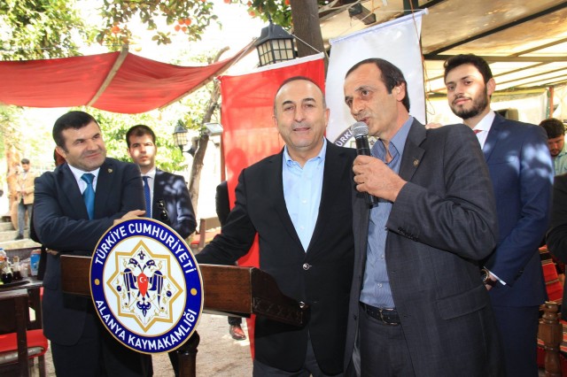 Dışişleri Bakanımız Sayın Mevlüt Çavuşoğlu, Alanya Kaymakamı Dr. Hasan Tanrıseven’in ev sahipliğinde düzenlenen öğle yemeğinde kurum müdürleri, oda başkanları, sivil toplum kuruluşları temsilcileri ve turizmcilerle bir araya geldi. 

Düzenlenen yemekte konuşan Alanya Kaymakamı Dr. Hasan Tanrıseven, Dışişleri Bakanı Mevlüt Çavuşoğlu’nun turizmin sıkıntılı olduğu süreçte, Alanya’ya gelerek turizm ve birçok konularda moral verdiğini belirtti. 

TANRISEVEN “KARAMSAR OLDUĞU BİR DÖNEMDE BİZLERE MORAL VEREN SAYIN BAKANIMIZA TEŞEKKÜR EDİYORUM”

Alanya Kaymakamı Dr. Hasan Tanrıseven konuşmasının devamında şunları kaydetti: 

“Alanya’nın değerli protokolü sivil toplum ve kuruluşlarının değerli başkanları, bizler de bu nezih topluluğa ev sahipliği yapmaktan mutluluk duyuyoruz. Sayın Bakanım bundan önce turizmde herkesin karamsar olduğu bir ortamda geldiniz ve çok geniş katılımlı olarak bütün turizmcilere ve Alanya’ya moral verdiniz. Orada da demiştim ki Sayın Bakanımıza çok rahat ulaşabiliyoruz, bütün sorunlarımızı dile getiriyoruz ve “Sayın Bakanımız hükümet nezdinde inanıyoruz ki gerekli çalışmaları yapacaktır.” demiştik. Teşekkür ediyoruz. Hemen gittiniz ardından Sayın Başbakanımız yeni bir paket açıkladı. Turizmcileri rahatlatacak çeşitli tedbirler getirildi. İnanıyoruz ki buradaki turizmcilerimiz Alanya’nın yetkili birimleri odalarımız sorunlarını size iletecekler yeni sezonda da inşallah sizlerin desteğinizle güzel müjdeler alacağız. Son günlerde Türkiye’ye karşı olan politikalarda bir yumuşama olduğunu turizmde de olumlu gelişmeler olduğunu büyük bir mutlulukla görüyoruz ve seviniyoruz. Sayın Bakanım  ocak ayında yaptığımız toplantıda özellikle üniversitelere verdiğiniz önemi dile getirmiştiniz. Sizlerin desteğinizle gerek devlet üniversitemiz olan Alanya Alaaddin Keykubat Üniversitesi gerek vakıf üniversitemiz olan Alanya Hamdullah Eminpaşa Üniversitesi yollarına devam ediyorlar. Verdiğiniz destek için sizlere minnettarız. Sizlerin desteğinizle YÖK Başkanımızı ziyaret ettik. Sayın Başkandan büyük destek aldık yeni açılacak bölüm ve fakülteler hakkında. Keza desteklerinizle Alanya Hamdullah Emin Paşa üç yeni bölüm açıldı. Yüksek lisans için müracaatlarımız var, onlara da desteğinizin süreceğine inanıyoruz. Alanya’nın aynı zamanda bir turizm kenti değil bir üniversite kenti haline getirilmesi için de çabalarımız devam ediyor. Hem maddi katkılarınız var hem manevi katkılarınız var hem bürokraside de bu yeni fakülteler bölümler açılması Üniversitelerimizin büyümesi için de gayretleriniz var. Onun için de sizlere minnettarız, inanıyorum ki bugün vereceğiniz olumlu haberlerle Alanya’mızda tekrar bir umut dalgası yaratacağınıza inanıyoruz." 

ÇAVUŞOĞLU “BU ŞEHRİ YÖNETİCİLER SAHİPLENMEZSE HİZMETLER HEP EKSİK KALIR”

Gösterilen ilgiden dolayı teşekkür eden Dışişleri Bakanımız Sayın Mevlüt Çavuşoğlu ise yapmış olduğu konuşmada şunları kaydetti: 

"Alanya da evimde bana gösterdiğiniz ilgiden dolayı teşekkür ederim. Avrupa standartlarına ulaşmak için uğraşıyoruz ama kendi geleceklerimizi de yaşatmak için çalışıyoruz. Alanya'ya her gelişimizde Alanya'nın sorunlarıyla birebir uğraşan arkadaşlarımızla bir arada olmaktan dolayı mutluyuz. Dün Türkiye - İsveç maçı için buradaydım. Milli takımı da tebrik ediyorum. Alanya'ya her gelişimde sizlerle neden bir araya geliyorsunuz. Amacımız Alanya'nın sorunlarını çözmektir. Bu şehri yöneticiler sahiplenmezse hizmetler hep eksik kalır. Biz elimizden geldiğince sizlerin taleplerini değerlendirip hizmet etmeye çalışıyoruz. Çok şükür yanımızda yönetilemeyen ülkeler var ama Türkiye olarak istikrarımızı koruyoruz. Turizmin bazı konulardan dolayı etkilendiğini biliyoruz ama böyle günlerden de ders çıkarmak gerekiyor. Bu yüzden birlik beraberlik içerisinde olmalıyız. Güzel Alanya'mız sayesinde dünyada bir markayız ama başka ülkelerden turistlere de ulaşmak gerekiyor. Bölgeye daha fazla uçuşu sağlamanın yollarını aramalıyız. Bu sene zor olabilir ama hep birlikte atlatabiliriz" dedi.

Yemek sonunda Kurum Müdürleri, Oda Başkanları, STK Temsilcileri Dışişleri Bakanımız Sayın Mevlüt Çavuşoğlu ile bir araya getirdikleri için Alanya Kaymakamı Dr. Hasan Tanrıseven'e teşekkür ettiler.