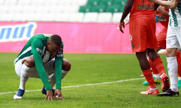 Bursaspor'un en etkili isimlerinden John Gassama karşısında maç boyunca istediğini yapamadı.