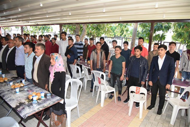 Evlatlarımızın bu mutlu, anlamlı ve kutsal gününe katılarak onlara güç verdiniz. Çocuklarımızı vatana, millete hayırlı birer evlat olarak yetiştiren tüm anne ve babalara teşekkürlerimi ve şükranlarımı sunuyorum. Onlar kendilerine verilen bu zorlu görevi başararak, yeri geldiğinde vatanı ve bayrağı için canlarını feda etmekten çekinmeyen birer kahraman olacaklardır.”