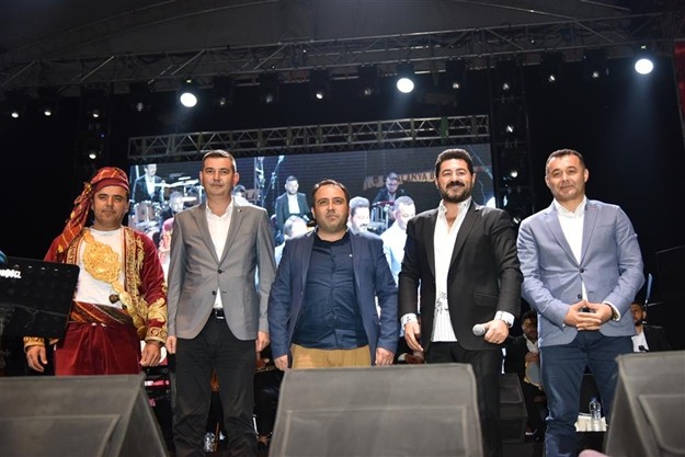 Alanya Belediyesi tarafından düzenlenen 13. Geleneksel Gökbel Yağlı Pehlivan Güreşleri, Serkan Kaya konseriyle başladı. Organizasyon öncesi dev ekranda Alanya Belediyesi’nin bugüne kadar gerçekleştirdiği yatırım ve projelerle ilgili bir sunum yapıldı.