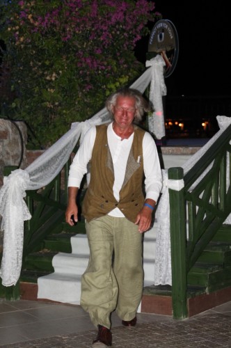 Gecede ayrıca Alanya Kent Konseyi Başkanı Nurhan Özcan’ın seslendirdiği “Bir başkadır benim memleketim” isimli şarkıya yerli ve yabancı tüm konuklar eşlik ederek coşkuya ortak oldular.