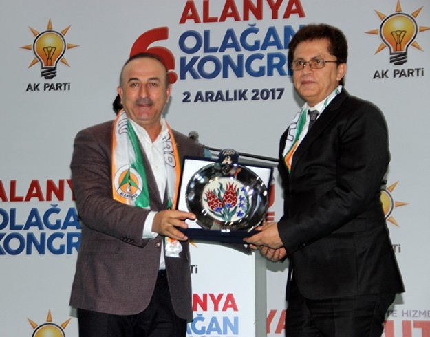Görevini Mustafa Toklu’ya devir eden AK Parti Alanya İlçe Başkanı Mustafa Berberoğlu da, “Görev süremiz boyunca ailesini, işini geride bırakan, ülkemiz için canla başla çalışan partililerimiz sizi selamlıyorum. Üç yıl önce İlçe Başkanı seçilmiştim. Bu süre içinde Alanya’da güzel hizmetler olduğunu görüyorum. Kadın Kolları'nın çalışmaları itici gücümüz oldu. Gençlik Kolları'nın çalışmaları göğsümüzü kabarttı. Bakan Çavuşoğlu, milletvekili Sena Nur Çelik, İbrahim Aydın, Mustafa Köse, Atay Uslu, Büyükşehir Belediye Başkanı Menderes Türel’e İl Başkanı Rıza Sümer’e sonsuz teşekkürlerimi sunuyorum. Tüm teşkilat mensuplarına teşekkürlerimi sunuyorum. Siyaset ülkeye hizmet için bir hizmet bayrağı. Alanya’da oy oranımızı yaklaşık yüzde 50’ye çıkarmanın haklı gururunu yaşadık. Bu bayrağı Toklu’ya devrediyorum. İnanıyorum ki, kendisi siyasetin kısır çekişmelerinden uzak olacak. Sizlerden helallik istiyorum” dedi.