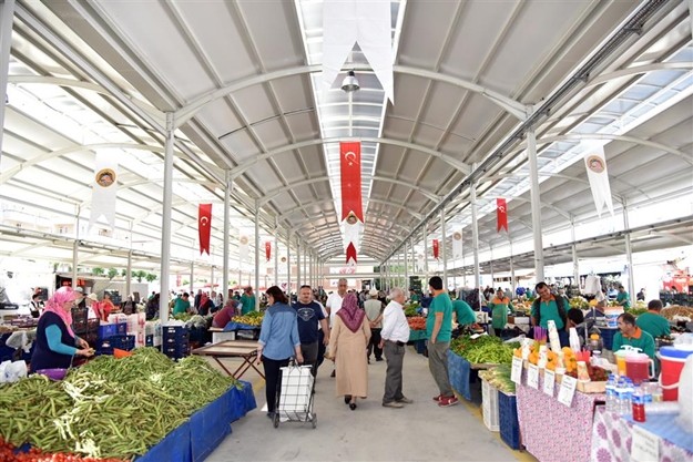 PAZARCILAR ODASINDAN TEŞEKKÜR PLAKETİ

Konuşmaların ardından Pazarcılar Odası Başkanı Hasan Yiğit, Alanya Belediye Başkanı Adem Murat Yücel’e açılış töreni anısına bir plaket takdim etti. Başkan Yücel, açılış törenin ardından pazarcı esnaflarını tek tek ziyaret ederek, bereketli kazançlar diledi. Esnaflar, Başkan Yücel’e Kapalı Pazar Yeri için teşekkür ettiler.