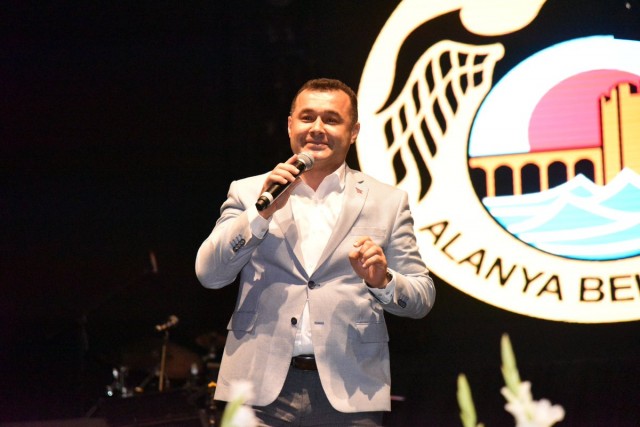 Yaklaşık 2 saat sahnede kalan Gündeş hareketli ve duygusal şarkılarıyla Alanyalı hayranlarını unutmaz bir gece yaşattı.