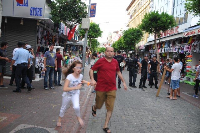 Alanyalı polis memuru Abdullah Ümit Sercan'ın Mardin'de şehit edilmesi ve art arda şehit haberlerinin gelmeye devam etmesi, Alanya'da teröre öfkeyi büyüttü. 

Dün akşam yüzlerce kişiden oluşan ülkücü bir grup, Atatürk Anıtı önünde buluşarak Türk bayraklarıyla yürüyüşe geçti.