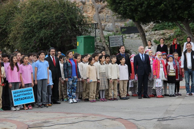 Atatürk'ün Alanya'ya gelişinin 81. yıldönümü törenlerle kutlandı. Törende bir konuşma yapan Alanya Kaymakamı Dr. Hasan Tanrıseven, ''Atatürk'ün gösterdiği doğrultuda önder ülke olmak için var gücümüzle çalışacağız'' dedi.

Atatürk’ün Alanya’ya gelişinin 81. yıldönümü kutlama programı, İskele'deki Atatürk Anıtı'na çelenk sunumu ve İstiklal Marşı'nın okunmasıyla başladı. Alanya Kaymakamı Dr. Hasan Tanrıseven, kutlama programında katılımcı öğrencilere, öğretmenlere ve protokol üyelerine yaptığı konuşmasında Cumhuriyetin Kurucusu Ulu Önder Mustafa Kemal Atatürk’ün 81 yıl önce Alanya'ya geldiğini belirterek Atatürk ve silah arkadaşlarını, vatan için şahadet mertebesine erişenleri şükranla andığını ifade etti.

KAYMAKAM TANRISEVEN ''TÜRK TURİZMİNİN YILDIZI OLAN ALANYA'MIZI DAHA DA ÇOK PARLATMAK ÇALIŞMALARIMIZI SÜRDÜRECEĞİZ''

Alanya Kaymakamı Dr. Hasan Tanrıseven konuşmasının devamında şunları kaydetti: '' Bugün Cumhuriyetimizin kurucusu Ulu Önder Atatürk'ün Alanya'ya gelişinin 81. yıldönümünü kutluyoruz. Ulu Önder Atatürk'ün bizlere gösterdiği yol doğrultusunda çalışmalarımızı sürdüreceğiz. Sevgili gençler; Atatürk'ün bizlere gösterdiği muasır medeniyet seviyesine ulaşmak için daha çok çalışacağız. Bu çalışmaları elbirliği ile yapacağız ki bu coğrafyada, Türkiye Cumhuriyeti en güçlü ve önder ülke olmaya devam edecektir. Geçmişe baktığımız zaman Türkiye'nin, Antalya'nın ve Alanya'mızın çok daha iyi yerlere geldiğini görüyorum. Ama bununla yetinmeyeceğiz ve önder ülke olmak için var gücümüzle çalışmalarımızı sürdüreceğiz. Olaylardan, bir takım aksaklıklardan asla yılmayacağız. 	Dünkü terör saldırısında olduğu gibi bu gibi olaylar bizim geleceğe endişe ile bakmamıza değil aksine daha çok bilenmemize ülkemizi sevmemize ve birbirimize kenetlenmemize vesile olacaktır. Ankara'daki saldırıda hayatlarını kaybeden Türk Silahlı Kuvvetleri Mensuplarına ve vatandaşlarımıza Allah'tan rahmet diliyorum. İnşallah el birliği ile çalışmalarımızı sürdürerek ülkemizi iyi bir yerlere getirme gayreti içerisinde olacağız. Türk turizminin yıldızı olan Alanya'mızı daha da çok parlatmak için Atatürk'ün gösterdiği doğrultuda çalışmalarımızı sürdüreceğiz.''

Alanya Belediye Başkan Vekili Mehmet Kula yaptığı konuşmada, Ankara’da dün gerçekleşen Terör saldırısını kınayarak sözlerine başladı. Belediye Başkan Vekili Kula, medeniyetlere ev sahipliği yapmış olan Alanya’yı 18 Şubat 1935’te ziyaret eden Ulu Önder Atatürk’ü büyük bir özlemle andıklarını belirterek birlik ve beraberlik içinde olunması gerektiğini söyledi.

Hasan Çolak Anadolu Lisesi Tarih öğretmeni Raşit Fehmi Raşitoğlu’nun günün anlam ve önemini belirten konuşmasının ardından Atatürk’ün Alanya’ya gelişi ile ilgili şiirleri; Hayate Hanım Ortaokulu ve Fevzi Alaettinoğlu Anadolu Lisesi öğrencileri tarafından okundu. Protokol, misafir ve öğrencilerin Atatürk Evi’ni gezmesiyle devam eden kutlama programı, saat 10.30'da da Atatürk’ün Alanya’ya gelişi ile ilgili kros yarışmasının ve Türkiye Atletizm Federasyonunun programında yer alan Atletizmi Geliştirme Yarışmasının düzenlenmesi ile son buldu.