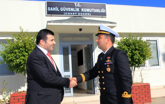 Alanya Kaymakamı Dr. Hasan Tanrıseven, yeni turizm sezonu öncesinde sahil şeridini ve rıhtımı gezerek incelemelerde bulundu. Rıhtımda tur teknelerinin sahipleri ve vatandaşlarla sohbet eden Kaymakam Tanrıseven, “Yeni turizm sezonunda umutsuzluğa yer yok” dedi.

Ayrıca Alanya Kaymakamı Dr. Hasan Tanrıseven, rıhtımda vatandaşlarla yaptığı sohbetin arkasından yeni turizm sezonu öncesi Sahil Güvenlik Bot Komutanlığı, Liman Başkanlığı ve Gümrük Müdürlüğü'nü ziyaret ederek, yeni turizm sezonu için yapılan çalışmaları yerinde inceleme yaparak denetlemelerde bulundu.

DEVLETE VE MİLLETE GÜVENİMİZ TAM

Alanya Kaymakamı Dr. Hasan Tanrıseven, rıhtımdaki tur teknelerinin sahiplerini ve esnaflarını ziyareti esnasında, yeni turizm sezonuna hazır olup olmadıklarını sordu.
 
Karşılarında Kaymakam Tanrıseven'i gören esnaf şaşkınlarını gizleyemeyerek, ziyaretten dolayı memnuniyetlerini dile getirdiler. Yeni turizm sezonuna hazırlık yaptıklarını belirten esnaflar, ''Devletimize ve milletimize güvencimiz tam. Devletimizin ve sizlerin destekleri ile yeni turizm sezonunun iyi geçeceğini ümit ediyoruz. Hükümetimizin açıklamış olduğu destek paketinden umutluyuz. Yapmış olduğunuz ziyaret bizlere motive etti'' dediler. 

Alanya Kaymakamı Dr. Hasan Tanrıseven, ''Hükümetimiz turizm eylem planını açıkladı. Yeni turizm sezonu inşallah iyi geçecek. El birliği ile çalışacağız.'' dedi.

ALANYA SAHİLLERİNİN GÜVENLİĞİ İÇİN GEREKLİ BÜTÜN ÇALIŞMALAR YAPILIYOR

Alanya Kaymakamı Dr. Hasan Tanrıseven, yaptığı ziyaretlerin ilk durağı olan Alanya Sahil Güvenlik Bot Komutanlığında Yüzbaşı Gökhan Sayar tarafından karşılandı.

Alanya Kaymakamı Dr. Hasan Tanrıseven, Sahil Güvenlik Grup Komutanlığına ait deniz araçların ve Sahil Güvenlik Gemisinde incelemelerde bulundu. Kaymakam Tanrıseven, Sahil Güvenlik Devriye Botu ile Alanya sahillerini Yüzbaşı Gökhan Sayar ile gezdi.

Yüzbaşı Sayar, yıl boyunca yapmış oldukları faaliyetler hakkında Alanya Kaymakamı Dr. Hasan Tanrıseven'e bilgi vererek, yeni turizm sezonuna hazır olduklarını ve Sahil Güvenlik Komutanlığı olarak denizlerin korunması ve oluşabilecek her türlü olumsuzluklara karşı görev yaptıklarını belirtti. Alanya deniz sınırları içerisinde yasa dışı su ürünleri avcılığı, deniz turizmi denetimi, deniz kirliliği ile mücadele, arama kurtarma ve düzensiz göçün önlenmesi için planlı bir çalışma yürüteceklerini belirten Yüzbaşı Sayar, Alanya sahillerinin güvenliği için gerekli tüm tedbirlerin alındığını aksaklıklara meydan verilmeyeceğini söyledi.

KAYMAKAM TANRISEVEN ''ALANYA BİR HUZUR VE GÜVEN KENTİDİR''

Alanya Kaymakamı Dr. Hasan Tanrıseven, ''Huzur ve güven dolu bir Alanya için gayret gösteriyorsunuz. Alanya sahilleri sizlere emanet. Yeni turizm sezonu öncesinde bütün eksiklerimizi tamamlayarak ülkemizi ve Alanya’yı ziyaret edecek turistleri güler yüzle karşılayalım. Alanya huzur ve güven kentidir. Yurt dışından deniz yoluyla gelen misafirlerimizi sizler de en iyi şekilde ağırlamalısınız'' dedi. 

LİMAN BAŞKANLIĞI YENİ TURİZM SEZONUNA HAZIR

Alanya Kaymakamı Dr. Hasan Tanrıseven, Sahil Güvenlik Bot Komutanlığına yapmış olduğu ziyaretin ardından Liman Başkanlığını da ziyaret etti. Kaymakam Tanrıseven, Liman Başkanı Edip Ballıkaya'dan yeni turizm sezonu öncesi yapılan çalışmalar ve hazırlıklar hakkında bilgi aldı.

Kaymakam Tanrıseven'e iş ve işlemler hakkında bilgi veren Ballıkaya, yeni turizm sezonu için yapılan hazırlıkları büyük ölçüde tamamladıklarını söyledi. Başkan Ballıkaya, ''Yeni turizm sezonu öncesi, günübirlik ve saatlik teknelerin genel bakımları yapılıyor. Teknelerin yıllık vizeleri ve 5 yılda bir verilen belgeleri kontrol ediliyor. Kruvaze gemilerini, Gümrük Müdürlüğü ve Sahil Polisi ile karşılayıp gerekli işlemleri birlikte yapacağız. Yeni turizm sezonu öncesi vatandaşlara gereken kolaylıkları gösteriyoruz. Karşılaştıkları sorunların çözümü için de yardımcı oluyoruz'' dedi.

KAYMAKAM TANRISEVEN ''KURUMLAR UYUM İÇERİSİNDE ÇALIŞMALI''

Alanya Kaymakamı Dr. Hasan Tanrıseven, Kruvaziyer turizminin önemine değindi. Sahil ve limanlar konusunda Kaymakamlık, Belediye, Büyükşehir Belediyesi, Kolluk Kuvvetleri, Liman Başkanlığı ve ilgili tüm kuruluşların koordinasyon ve uyum içerisinde olması gerektiğini söyleyen Kaymakam Tanrıseven, turizm sezonunun hem işletmeler, hem de kruvaziyer turizmi açısından iyi geçmesi temennisinde bulundu. Kaymakam Tanrıseven  şunları kaydetti: ''Limanda hareketlilik olması Alanya turizmine katkı sağlayacaktır. 2015 yılı turizm sezonunda gelen gemiler ve turistler verilen hizmetten memnundu. Bu sene de geçen sene gibi özverili çalışmalıyız. 2016 turizm sezonunun Alanya'mıza hayırlı olmasını temenni ediyorum.''

GÜMRÜK MÜDÜRLÜĞÜ SEZON İÇİN HAZIRLIKLARINI TAMAMLADI

Ziyaretlerin son durağında Gümrük Müdürlüğü'nü ziyaret eden Alanya Kaymakamı Dr. Hasan Tanrıseven, Gümrük Müdürü Zuhal Hazar'dan kurumun yeni turizm sezonu için yaptığı hazırlıklar hakkında bilgi aldı.

Kaymakam Tanrıseven'in ziyaretinden dolayı mutlu olduklarını ifade eden Gümrük Müdürü Zuhal Hazar, yeni turizm öncesi yapılan çalışmalar hakkında detaylı bilgi verdi. Gümrük girişlerinin aktif olduğu, gerek havalimanında gerekse yat limanı ile birlikte gümrük girişlerinde gereken çalışmaların yapıldığını belirtti. Sezonun açılması ile birlikte yoğun olan birimlere memur takviyesi yaparak yeni turizm sezonu için son hazırlıkları da tamamlayacaklarını söyleyen Gümrük Müdürü Hazar şunları söyledi:

''Yurtdışından gelen misafirlerimizi ilk karşılayanlardan birisi de gümrük personelidir. Sayın Kaymakamımızın da söylediği gibi Türkiye Cumhuriyeti Devletinin güleryüzünü misafirlerimize göstereceğiz. Gümrük geçişlerinde kaçak eşya ve benzeri olaylara karşı teyakkuz halinde olacağız. Kanunların bize verdiği yetkiler çerçevesinde vatandaşımıza ve turistlere gereken hizmetleri vereceğiz.''

TANRISEVEN ''GÜMRÜK TEŞKİLATI ÜLKE GÜVENLİĞİ VE EKONOMİSİ AÇISINDAN VAZGEÇİLMEZ''

Alanya Kaymakamı Dr. Hasan Tanrıseven, Gümrük Teşkilatının ülke güvenliği ve ekonomisi açısından vazgeçilmez bir unsur olduğunu belirtti. Kaymakam Tanrıseven, “Özellikle kaçakçılıkla mücadele etmek ve kayıt dışı ekonominin önüne geçmek için Gümrük çalışanlarının görevlerini layıkıyla yapmaları gerekir. Yeni turizm sezonunda da  geçen sene olduğu gibi özveri ile çalışmalıyız. Gelen misafirlerimize güleryüzlü, nazik davranmalıyız'' dedi.

KAYMAKAM TANRISEVEN ''KURUMLARIMIZ YENİ TURİZM SEZONUNA HAZIR''

Alanya Kaymakamı Dr. Hasan Tanrıseven, gerçekleştirmiş olduğu ziyaretlerin ve denetlemelerin ardından değerlendirmede bulunarak şunları kaydetti: ''Yeni turizm sezonu öncesinde gerçekleştirmiş olduğumuz ziyaretlerde, vatandaşlarımızın yeni sezona umutla baktıklarını gördük. Ziyaret ettiğimiz Sahil Güvenlik Bot Komutanlığı, Liman Başkanlığı ve Gümrük Müdürlüğü yeni turizm sezonu öncesinde tüm hazırlıklarını tamamlayarak, verimli bir sezon için gayret göstermektedirler. Hükümetimizin açıklamış olduğu turizm eylem planı çerçevesinde yeni sezona umutla bakıyoruz. Turizm eylem planı memleketimiz için hayırlı uğurlu olsun. Yeni sezonda elbirliği ile çalışacağız. İyi ve verimli bir sezon geçirmemizi temenni ediyorum. ''