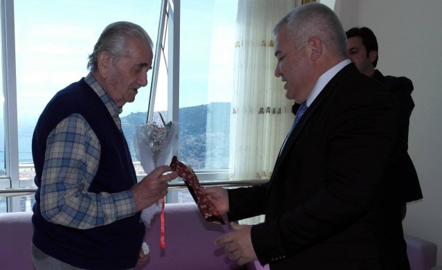 Alanya Ticaret ve Sanayi Odası Başkanı Mehmet Şahin, 8 Mart Dünya Kadınlar Günü etkinlikleri çerçevesinde, Alanya Huzurevi’ni ziyaret etti. Huzurevi sakinlerinin tek tek elini öpen Başkan Şahin, bayanlara şal, fular, ve karanfil; baylara da kravat hediye etti.

Ziyarette, ALTSO Yönetim Kurulu Üyesi Banu Okan Kavukçu ve TOBB Antalya Kadın Girişimciler Kurulu İcra Komitesi Başkan Yardımcısı Özlem Öz Kural da yer aldı. Kavukçu ve Kural da Başkan Şahin gibi huzurevi sakinleri ile birebir görüşmeler yaparak onlara moral verdiler, isteklerini dinlediler.

8 Mart Dünya Kadınlar Günü sebebiyle Alanya Huzurevi’ne bir ziyaret gerçekleştirdiklerini ifade eden Başkan Şahin, “Burada annelerimizi ve diğer tüm büyüklerimizi ziyaret ederek onlara moral vermek istedik. Hepimiz yaşlanacağız. Onlar da şu anda evlatlarından ayrılar ve gelen misafir kim olursa olsun dört gözle bekliyorlar. Burada Huzurevi Müdürümüz Esra Özarslan ve çalışanları sağ olsunlar bu ilgiye muhtaç büyüklerimize ellerinden geldiği kadar devletimizin şefkatini hissettiriyorlar. Gerçekten modern bir huzurevine sahip Alanya’mız. Bu gibi vesilelerle buradaki büyüklerimizi ziyaret ederek elimizden gelen desteği vermeye devam edeceğiz” dedi.

ÖZARSLAN’DAN ŞAHİN’E TEŞEKKÜR

Başkan Şahin’i kapıda karşılayan, Huzurevi Müdürü Esra Özarslan ise ALTSO Başkanı Mehmet Şahin’in her zaman desteğini gördüklerini söyledi. Başkan Şahin’le kısa bir görüşme gerçekleştiren Özarslan, ”Başkanımız Mehmet bey ile Banu ve Özlem hanıma nazik ziyaretlerinden dolayı çok teşekkür ederim. Huzurevi sakinlerimiz çok mutlu oldular. Sağ olsunlar ne zaman bizim yanımızdalar ve destek oluyorlar” dedi.