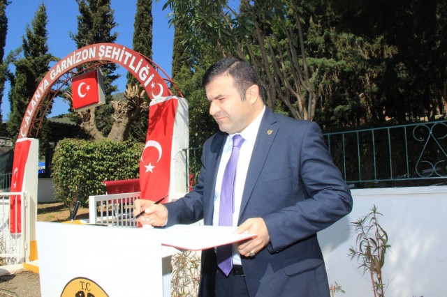 Tüm yurtta olduğu gibi '18 Mart Şehitler Günü ve Çanakkale Zaferi'nin 101. Yıldönümü' programı için çeşitli etkinlikler düzenlendi.

Çanakkale Zaferi’nin 101. Yıl Dönümü ve 18 Mart Şehitleri Anma Günü etkinlikleri, saat 09.00’da Atatürk Anıtı'na Alanya Kaymakamı Dr. Hasan Tanrıseven'in çelenk sunmasıyla başladı. Atatürk Anıtı önünde düzenlenen çelenk sunumu, saygı duruşu ve İstiklal Marşı'nın okunmasının ardından, anıt önünde düzenlenen tören sona erdi.

ÖĞRENCİLERDEN 18 MART NEDENİYLE ORATORYO GÖSTERİSİ

Çanakkale Zaferi’nin 101. Yıl Dönümü ve 18 Mart Şehitleri Anma Günü etkinlikleri, Alanya Kültür Merkezi’nde düzenlenen program ile devam etti.

Atatürk Anıtı önünde düzenlenen törenden sonra, törene katılanlar Alanya Kültür Merkezi A Salonuna geçerek, Milli Eğitim Müdürlüğü tarafından koordine edilen Çanakkale Zaferi Programını izlediler. Programın açılış konuşmasını Şehit Abdullah Ümit Sercan Anadolu Lisesi Müdürü Mevlüt Uysal yaptı. Günün anlam ve önemini belirten konuşmayı yapan Şehit Abdullah Ümit Sercan Anadolu Lisesi Tarih öğretmeni Şükrü Cihan Ercin'in ardından, Şehit Abdullah Ümit Sercan Anadolu Lisesi Kültür Edebiyat Kulübü öğrencileri, "Çanakkale Geçilmez – Çanakkale'den Ankara’ya" adlı Oratoryo gösterisi sergilediler.

TANRISEVEN VE PROTOKOL ÜYELERİNDEN ŞEHİTLERE ZİYARET

Alanya Kültür Merkezi A Salonunda düzenlenen törenin ardından, Alanya Kaymakamı Dr. Hasan Tanrıseven, protokole mensup üyeler ve şehit yakınları ile birlikte İlçe Şehitliği'ni ziyaret ettiler. Alanya Kaymakamı Dr. Hasan Tanrıseven, şehitlik özel defterini imzalayarak şehit mezarlarına el çelengi bıraktı. Şehit mezarları ziyaret edildikten sonra İlçe Müftülük görevlileri tarafından şehitlerimizin ruhuna dualar okundu.

TANRISEVEN ŞEHİT YAKINLARI İLE YAKINDAN İLGİLENDİ

Alanya Kaymakamı Dr. Hasan Tanrıseven, İlçe Şehitliği'ni ziyareti esnasında, şehit yakınları ile bir süre sohbet edip, herhangi bir isteklerinin olup olmadığını sordu. Ziyarette, şehitler rahmet ve minnetle anılırken duygu dolu anlar yaşandı.
