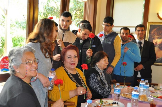 Alanya Belediyesi, Yaşlılar Haftası nedeniyle Tevfik Hoca Alanya Evi müdavimlerine kahvaltı düzenledi. Yaklaşık 60 vatandaşın katıldığı kahvaltıda konuşan Alanya Belediye Başkan Yardımcısı Nazmi Yüksel, “Belediyemiz, 365 gün sizlerin hizmetinde. ” dedi.

Alanya Belediyesi, Yaşlılar Haftası nedeniyle Tevfik Hoca Alanya Evi müdavimlerine kahvaltı düzenledi. Yaklaşık 60 vatandaşın katıldığı kahvaltıda konuşan Alanya Belediye Başkan Yardımcısı Nazmi Yüksel, “Belediyemiz, 365 gün sizlerin hizmetinde. ” dedi.

Ülkemizde 18-24 Mart tarihleri arasında kutlanan Yaşlılar Haftası bugün başladı. Hafta nedeniyle Alanya Belediyesi, Tevfik Hoca Alanya Evi müdavimi olan yaşlı vatandaşlar için bir kahvaltı programı düzenledi. Programa Başkan Yardımcısı Nazmi Yüksel’in yanı sıra Belediye Sosyal Yardım İşleri Müdürü Bilal Nurgül, Engelsiz Park ve Yaşam Merkezi Psikologu Esra Yemez, Tevfik Hoca Evi Hemşiresi Muazzez Kaya, Kadıpaşa Mahallesi Muhtarı Hasan Öner, basın mensupları ve Tevfik Hoca Evi müdavimi yaşlılar katıldı.

“DİĞER HİZMETLERİMİZİN YANISIRA SOSYAL PROJELERİMİZ DE ÇOK ÖNEMLİ” 

“Yaşlılar Haftası bizim için önemli, ancak sizler ise her gün önemlisiniz” diyerek sözlerine başlayan Başkan Yardımcısı Nazmi Yüksel, “Alanya Belediyesi olarak yaşlılarımıza çok değer veriyoruz. Sadece Yaşlılar Haftası’nda değil, 365 gün bu mekanı kullanabilirsiniz. Alanya Belediyesi olarak yol, su, köprü ve diğer park bahçe hizmetlerinin yanı sıra sosyal projelerimize de çok önem veriyoruz. Sizler, engelli bireylerimiz, gençlerimiz bizim için çok önemlidir. Belediye Başkanımızın önderliğinde, 365 gün sizler için, vatandaşlarımız için çalışıyoruz” dedi. 

“BİZE BU FIRTASI VERDİĞİNİZ İÇİN TEŞEKKÜR EDERİZ”

Tevfik Hoca Alanya Evi müdavimi yaşlılar adına söz alan Emekli Öğretmen Çiğdem Çopuroğlu ise “Bize böyle bir buluşma mekanı verdiğiniz için Belediye Başkanımıza, size ve ekibine çok teşekkür ederiz. Bizim bu mekanda çok güzel paylaşımlarımız oluyor. Bir birimizin sevincini, üzüntüsü paylaşıyoruz. Belediye bize burada ücretsiz psikolojik destek, fizyoterapi ve pansuman gibi hizmetleri de veriyor” ifadesini kullandı.

ENGELLİLERDEN JEST

Özel Özgün Kardelen Eğitim ve Rehabilitasyon Merkezi öğrencileri de bir sürpriz yaparak programa dahil oldu. Engelli öğrenciler yaşlılara karanfil dağıtarak ellerini öptü.