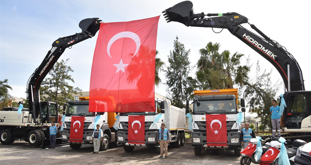 Alanya Belediyesi araç filosuna katılan 20 yeni iş makinesi ve araç, Dışişleri Bakanı Mevlüt Çavuşoğlu’nun da katımlıyla gerçekleştirilen dua töreni ile hizmete sunuldu.

Alanya Belediyesi birimlerin hizmet kapasitesini ileri seviyeye taşıyacak 20 adet yeni aracı dualar eşliğinde hizmete sundu. 

ALANYA BELEDİYESİ YENİ ARAÇLARLA HİZMET AĞINI GENİŞLETİYOR

Alanya Belediyesi Temizlik İşleri Müdürlüğü’nde organize edilen araç tanıtım toplantısına Dışişleri Bakanı Mevlüt Çavuşoğlu, Alanya Kaymakamı Dr. Hasan Tanrıseven, Alanya Belediye Başkanı Adem Murat Yücel, MHP İlçe Başkanı Hilmi Er, Ak Parti İlçe Başkanı Mustafa Berberoğlu, protokol üyeleri, Başkan yardımcıları, belediye meclis üyeleri, muhtarlar ve vatandaşlar katıldı.

YÜCEL: “103. ARACIMIZ HAYIRLI UĞURLU OLSUN”

Alanya Belediyesi bünyesine yeni katılan 20 aracın daha tanıtım toplantısında ilk sözü alan Alanya Belediye Başkanı Adem Murat Yücel, halka daha iyi hizmet için yeni araçlarla daha da büyüdüklerini söyledi. Başkan Yücel; “Bugün itibariyle Alanya Belediyesi’ne kazandırdığımız 103. İş makinesi ve aracımız. Halkımıza daha iyi daha sağlıklı hizmeti, yerinde ve zamanında verebilmek için güçlü araç ekipmanımıza yenilerini ekleyerek daha da güçleniyoruz. Araçlarımızın halkımıza hayırlı ve uğurlu olmasını temenni ediyorum. Sayın Bakanımız Mevlüt Çavuşoğlu’na da davetiyemizi kırmayarak duamıza iştirak ettiği için ayrıca teşekkür ediyorum” dedi.

BAKAN ÇAVUŞOĞLU: “BAŞKANIMIZ ALANYA’YA HİZMET ETMEK İÇİN ÇALIŞIYOR”

Dış İşleri Bakanı Mevlüt Çavuşoğlu da konuşmasında yapılan hizmetlere teşekkür ederek birlikteliğe vurgu yaptı. Bakan Çavuşoğlu; “Belediye Başkanımız Adem Murat Yücel ve ekibi, gördüğünüz gibi Alanya’mızın bütün güzide bölgelerine hizmet etmek için çaba sarf ediyorlar. Turizm sezonunda bazı sıkıntılar var. Bu nedenle Alanya’mızı daha iyi tanıtmamız lazım. Bu konuda da gerek Belediye Başkanı olarak gerek ALTAV Başkanı olarak Adem Murat Yücel, bu konuda gayretler gösteriyor.” dedi.

ÇAVUŞOĞLU: “BELEDİYE BAŞKANIMIZLA AĞABEY KARDEŞ GİBİYİZ”

Dış İşleri Bakanı Mevlüt Çavuşoğlu, önemli olanın birlikte hizmet edebilmek olduğunu vurgularken şunları kaydetti; “İşte bugün belediyemize kazandırılan yeni makine ve araçların duasını yapıyoruz. Toplamda 103 aracımız olmuş. Hizmetin partisi ve ideolojisi olmaz. Kim bu memlekete en ufak bir hizmet ettiyse Allah ondan razı olsun. Alanya Belediye Başkanımız Adem Murat Yücel ile çok iyi bir uyumumuz var. Ağabey kardeş gibiyiz. Mevkii makam gelip geçicidir. Önemli olan dostluğun kardeşliğin devam etmesi ve birlikte hizmet yapabilmektir. Bugün görüyorum ki bu anlamlı törene çok sayıda hemşerimiz katılmış. Demek ki vatandaşlarımız Belediyemizin kapasitesinin artmasından memnun ve mutluluk duyuyor” 
Alanya Belediyesi’nin bünyesine kazandırılan yeni araçların duasını Alanya Müftüsü Mustafa Topal yaparken açılış kurdelesini Dış İşleri Bakanı Mevlüt Çavuğlu, Alanya Belediye Başkanı Adem Murat Yücel ve Alanya Kaymakamı Dr. Hasan Tanrıseven, protokol üyeleri ile birlikte  kesti. Açılışın ardından Dış işleri Bakanı Mevlüt Çavuşoğlu ve Alanya Belediye Başkanı Adem Murat Yücel, araçları birlikte inceledi. 

Araç filosuna eklenen araçlar şöyle: 2 adet çöp taksinin yanı sıra, 2 adet otobüs, 1 adet su tankeri, 1 adet sepetli kamyonet, 3 adet 15 tonluk damperli kamyon, 1 adet 3,5 tonluk damperli kamyon, 3 adet iş makinesi, 5 adet otomobil ve 2 adet motosiklet.