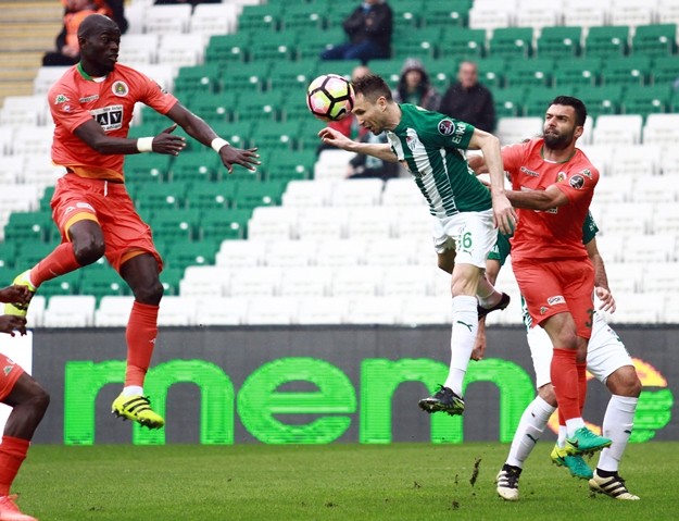 Tevrübeli stoper Sivok 3 gole karşın iyi bir performans gösterirken A. Alanyaspor'un Şilili futbolcusu Fernandes maç boyunca rakip kaleyi yoklayan isim oldu.