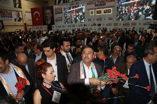 Konuşmaların ardından Bakan Çavuşoğlu, görevi Mustafa Toklu’ya devreden Mustafa Berberoğlu’na plaket verdi.
"Millete hizmet yolunda, kutlu yürüyüşe devam" sloganı ile yapılan kongrede 2014'ün Kasım ayında bu yana başkan olan Mustafa Berberoğlu, görevini Mustafa Toklu'ya devretti. AK Parti Genel Merkezi tarafından ismi aday olarak açıklanan Mimar Mustafa Toklu listesini açıkladı. Listede 25 asil 13 yedek isim bulunuyor.