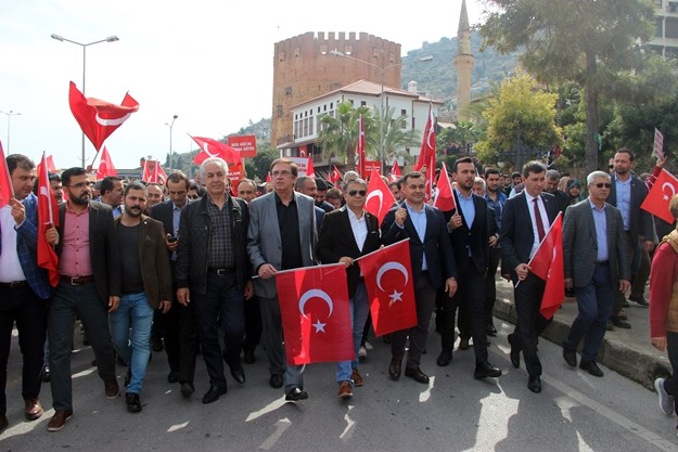Yavuz’un konuşmasının ardından kürsüye davet edilen Alanya Belediye Başkanı MHP’li Adem Murat Yücel ise Afrin’de şehit düşen ailelere başsağlığı ve gazilere şifa diledi. Askerlerin Alanya olarak dualarıyla arkasında olduklarını belirten başkan Yücel, "Vatanı için savaşan başta Gazi Mustafa Kemal Atatürk olmak üzere tüm askerlerimize şükranlarımızı sunuyoruz" diye konuştu.