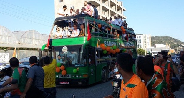 Multigroup Alanyaspor Adana Demirspor ile Konya’da oynadığı final maçının arkasından Süper Lig’e yükselmesi ile Alanya’da heyecan fırtınası esti. Alanya tek yürek oldu. 

Başta Dışişleri Bakanı Mevlüt Çavuşoğlu olmak üzere Antalya Valisi Muammer Türker, Alanya Kaymakamı Dr. Hasan Tanrıseven, Antalya Büyükşehir Belediye Başkanı Menderes Türel, Alanya Belediye Başkanı Adem Murat Yücel, Alanya’nın tüm idarecileri Alanyaspor’un etrafında kenetlenmesi ve futbolcuların alnının teri, bileğinin hakkı ile Alanyaspor tarihinde ilk defa Süper Lig’de yerini aldı. Tüm Alanyalılar coşku ve heyecan içerisinde takımlarının Süper Lig'e çıkışını kutladılar.

KUTLAMALAR ŞAMPİYONLUK TURU İLE BAŞLADI

Süper Lig’e çıkarak göğsümüzü kabartan Alanyaspor şampiyonluk kutlaması, 16. Turizm ve Sanat Festivali ile birleştirildi. Kutlama programı öncesinde şampiyonluk turu gerçekleştirildi. Dışişleri Bakanımız Mevlüt Çavuşoğlu, Antalya Valisi Muammer Türker, Alanya Kaymakamı Dr. Hasan Tanrıseven, Antalya Büyükşehir Belediye Başkanı Menderes Türel, Alanya Belediye Başkanı Adem Murat Yücel ve Alanya halkının katılımıyla Alanyaspor takımı futbolcuları, teknik ekip ve yönetimi Klas Otel önünden şampiyonluk şehir turuna katıldı. Mahmutlar mahallesinden start alan şampiyonluk turu, 4,5 saatlik yolculuğun ardından Alanya Belediye Başkanlığı önünde son buldu.

Dışişleri Bakanımız Mevlüt Çavuşoğlu, Antalya Valisi Muammer Türker, Alanya Kaymakamı Dr. Hasan Tanrıseven, Antalya Büyükşehir Belediye Başkanı Menderes Türel, Alanya Belediye Başkanı Adem Murat Yücel Alanyaspor takımı futbolcuları, teknik ekip ve yönetimi için özel hazırlan üstü açık otobüs ile şehir turu yaparak, şampiyonluğu coşku içerisinde kutladılar. Alanya halkı sokakları doldurarak korteje eşlik etti. 

KUTLAMALAR BELEDİYE ÖNÜNDE DEVAM ETTİ

Alanyaspor futbolcuları, teknik ekip ve yönetimi için özel hazırlan üstü açık otobüs ile şehir turu yapan Dışişleri Bakanımız Mevlüt Çavuşoğlu, Alanya Kaymakamı Dr. Hasan Tanrıseven, Alanya Belediye Başkanı Adem Murat Yücel daha sonra Alanya Belediyesi önünde şampiyonluk kutlaması programı çerçevesinde hazırlanan etkinliklere katıldı. Alanyaspor futbolcuları, teknik ekip, yönetim, Dışişleri Bakanımız Mevlüt Çavuşoğlu, Alanya Kaymakamı Dr. Hasan Tanrıseven ve şehrin tüm dinamikleri kurulan standın üzerinde taraftarı coşku içerisinde selamlayarak, kupa kaldırdılar. 

BAKAN ÇAVUŞOĞLU "ALANYA İLKLERİN ŞEHRİ" 

Alanyaspor Kaptanına şampiyonluk kupasını veren Dışişleri Bakanımız Mevlüt Çavuşoğlu, "Sizlerin desteği, yönetim kurulunun fedakarlığı ile tanıdığım en karakterli futbolcularımız ile Süper Lig'e yükseldik. Alanya ilklerin şehri. Alanya her şeyi hak ediyor. Alanya Süper Lig'i hak ediyor. 4 sene önce maddi ve manevi bakımdan çok kötü olan kulübümüz küme düşecek denilmişti. 4 sene önce küme düşer denilen takım şuan Süper Lig'de. Bunu herkes başaramaz. Bunu sadece Alanya başarır. Yıl boyunca verdiğiniz desteklerden dolayı hepinize teşekkür ediyorum. Konya'da sizleri izlerken göz yaşlarımız aktı. Buradan Antalyaspor taraftarlarına da teşekkür ediyorum. Kardeşlik örneği gösterdiler. Bugün mecliste 2 gündem vardı. Biri güvenoyu aldığımız için diğeri Alanyaspor'un Süper Lig'e çıkmasıydı. 2 gündem maddesi ile tebrikleri kabul ettim. Sizleri Ankara'da temsil etmekten dolayı da çok mutluyum" dedi.